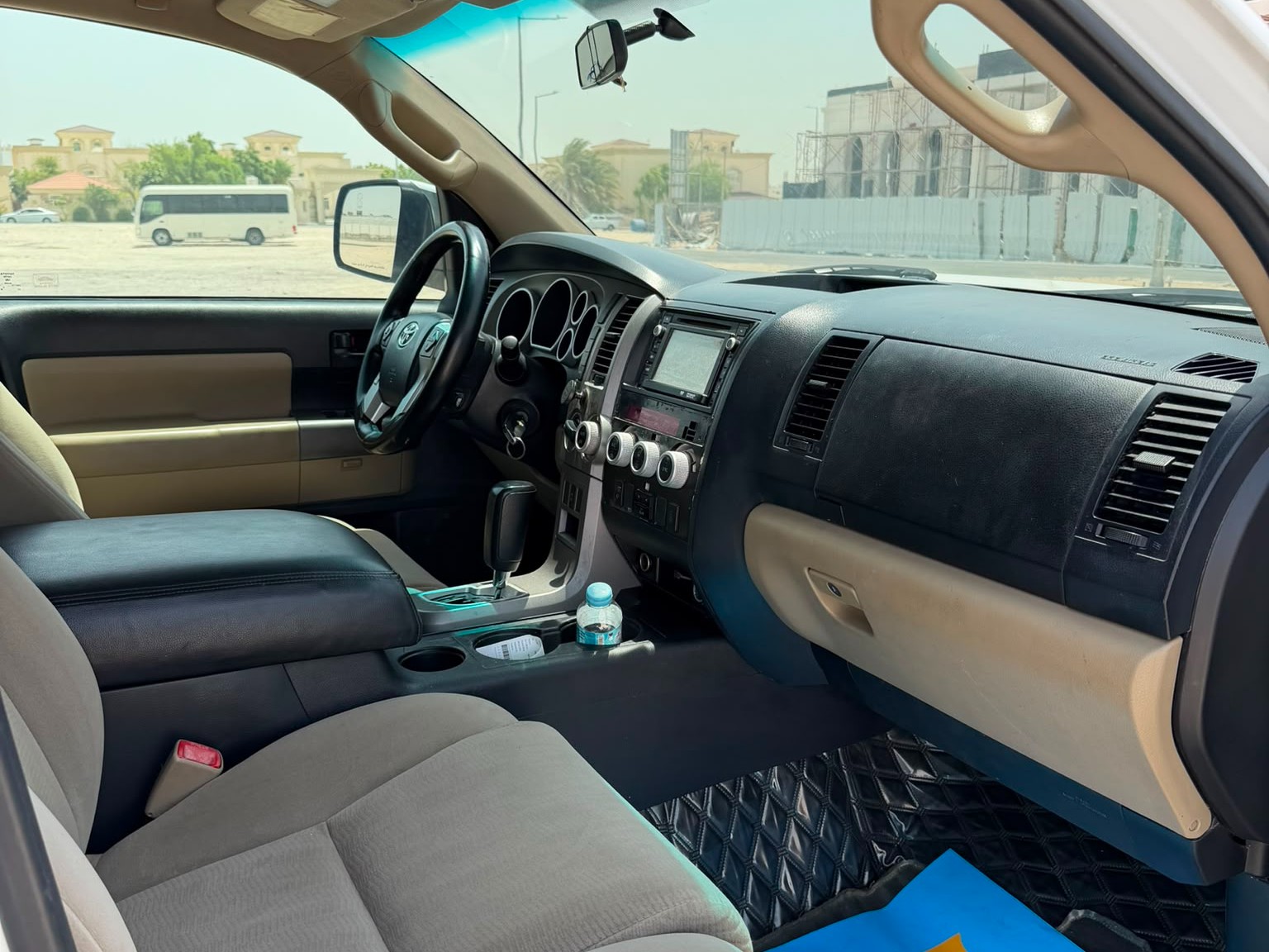 Toyota Sequoia SR5 2015 — photo 11 for sale in Qatar