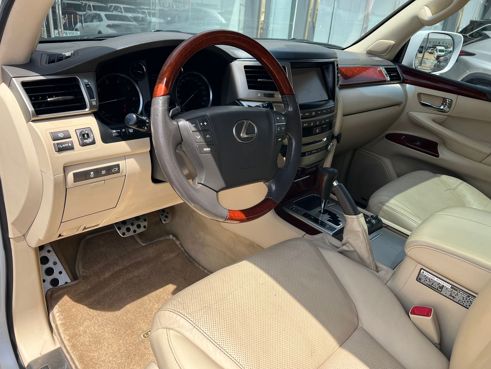 Lexus LX 570 2014 — photo 11 for sale in Qatar