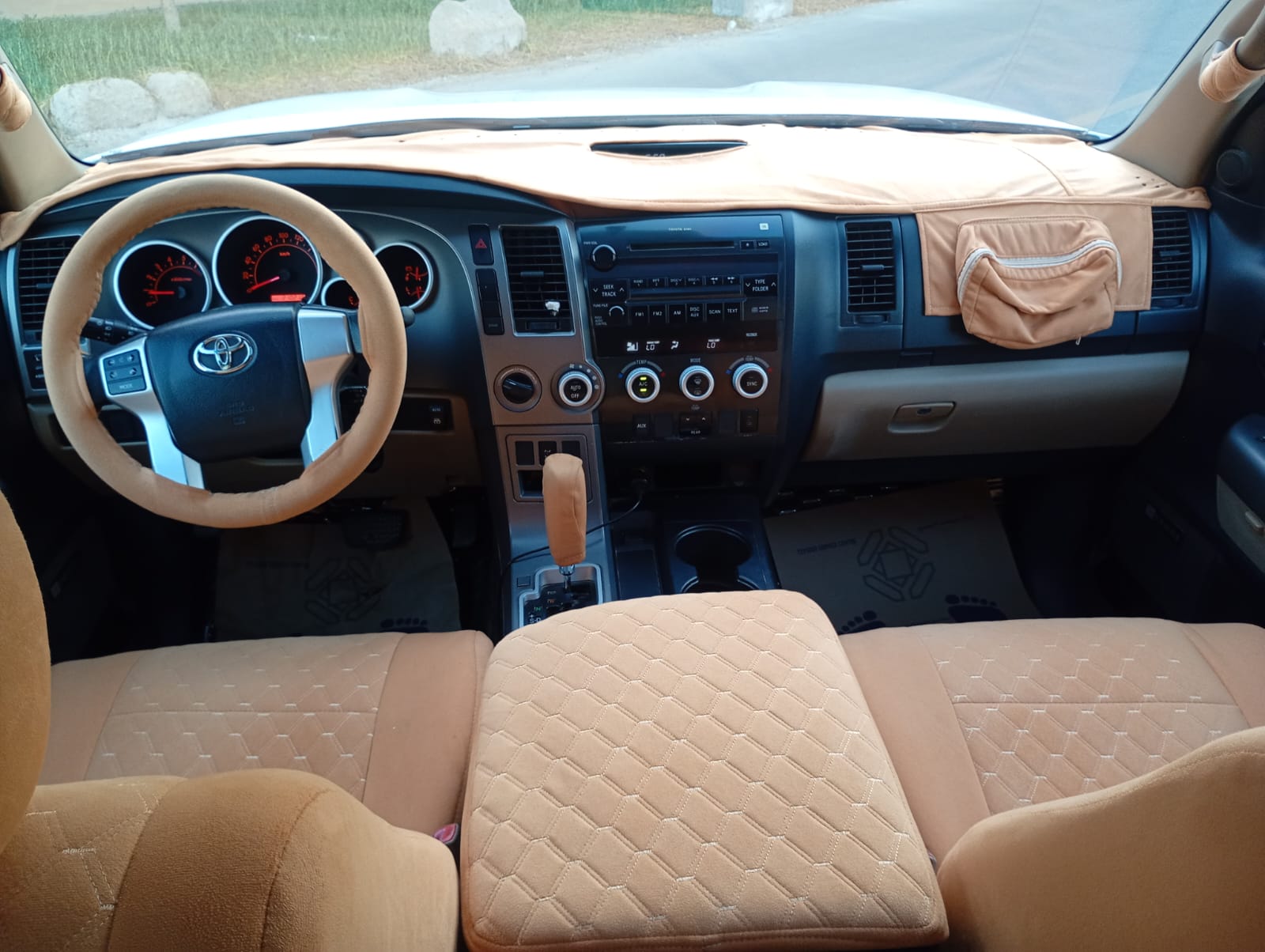 Toyota Sequoia SR5 2014 — photo 10 for sale in Qatar