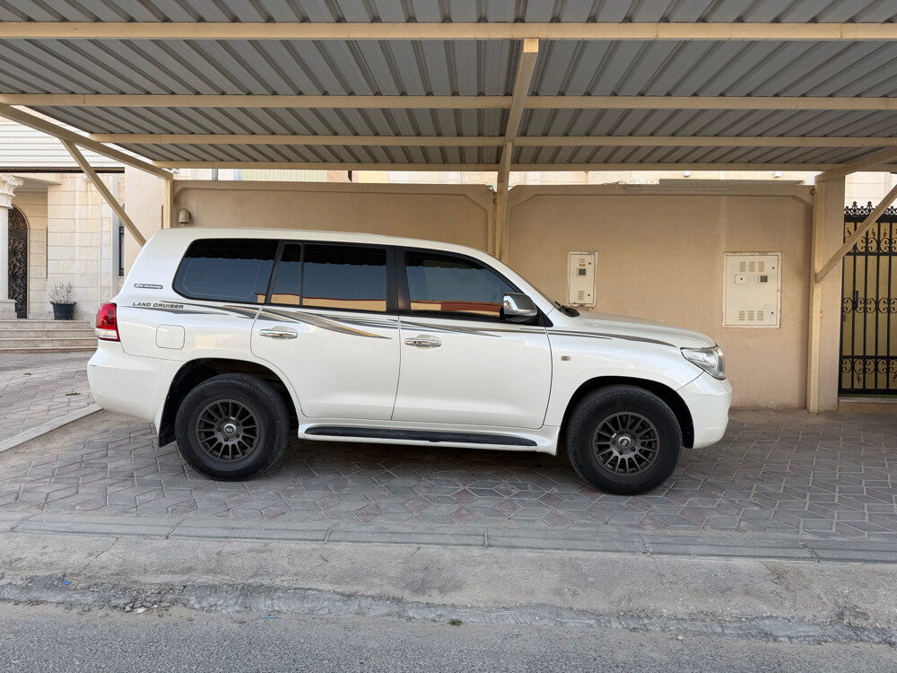 Toyota Land Cruiser GX.R 2011 - Image 2