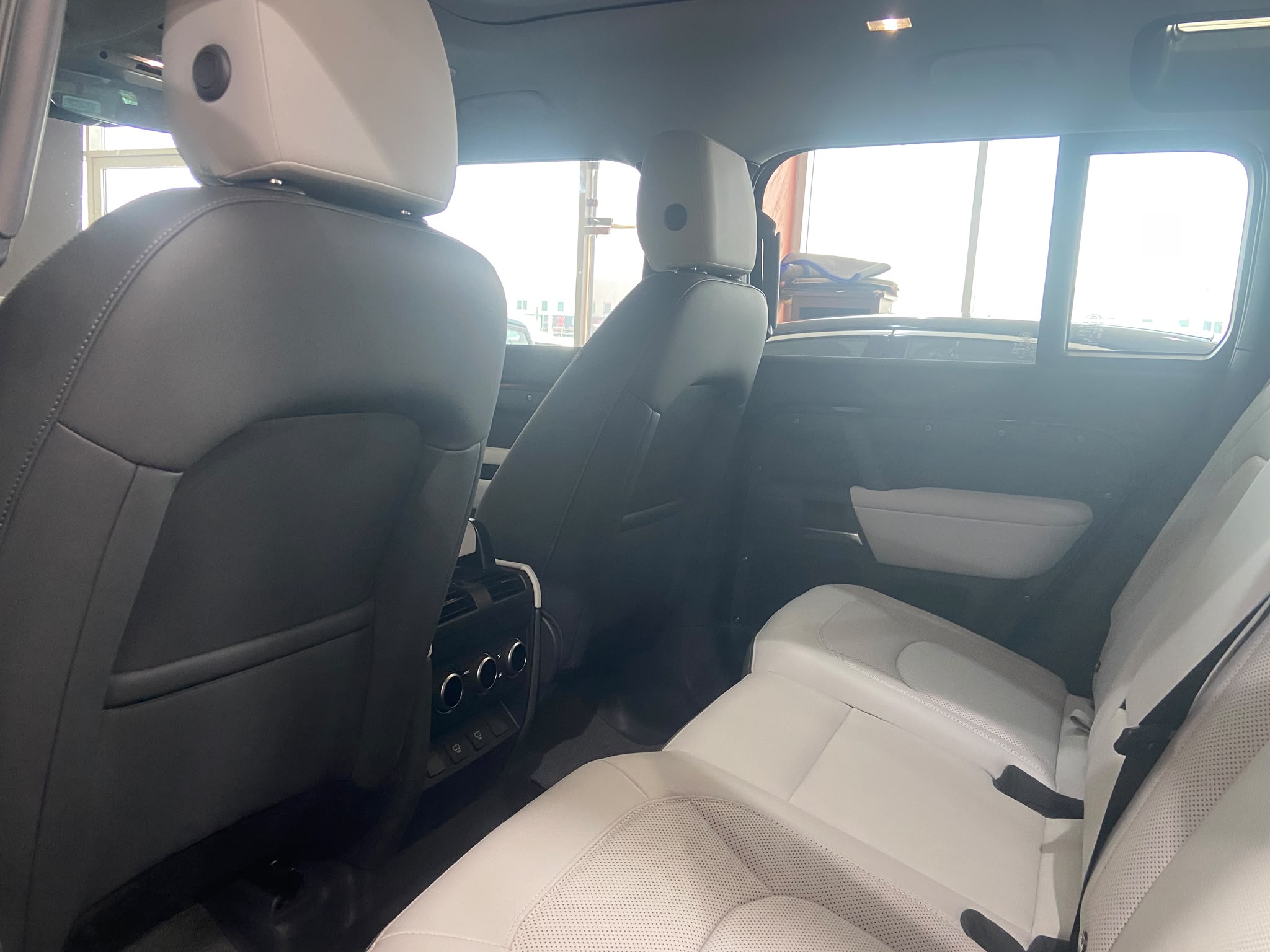 Land Rover Defender 110 2025 - Image 3