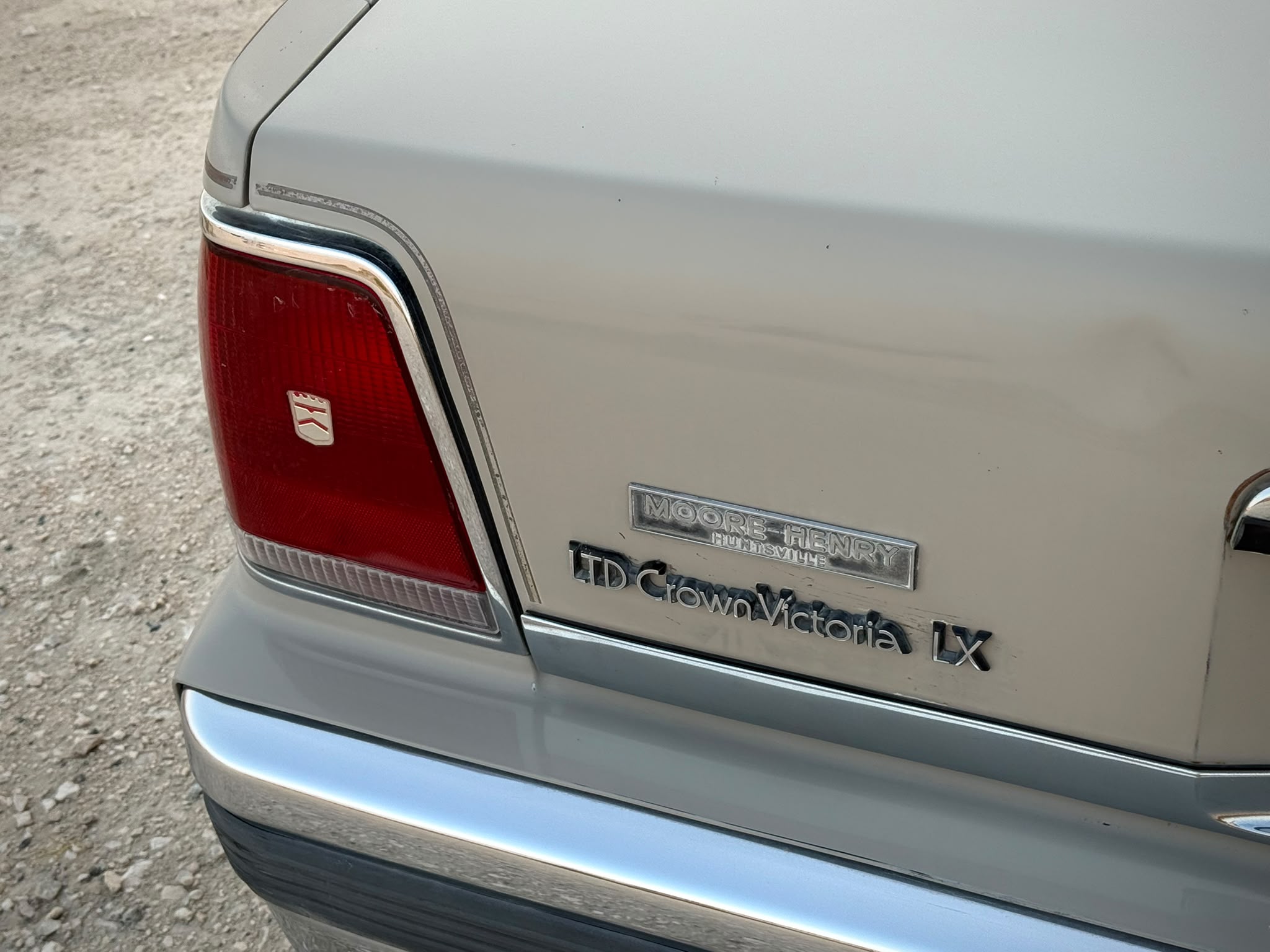 Ford Crown 1988 - Image 2