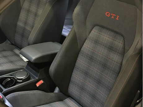 Volkswagen Golf GTI 2025 - Image 3