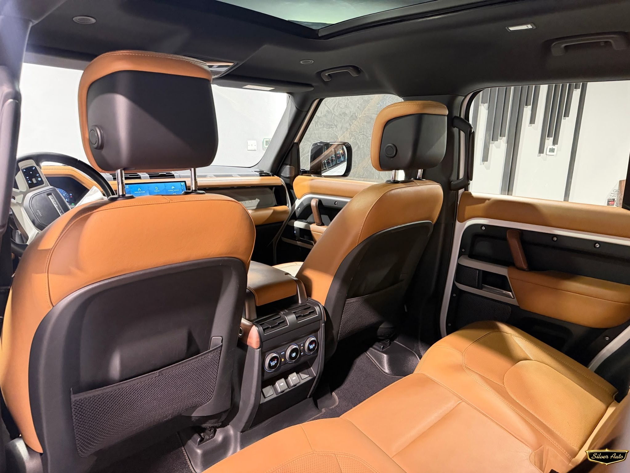 Land Rover Defender 110 3.0i6 HSE 2024 — photo 11 for sale in Qatar