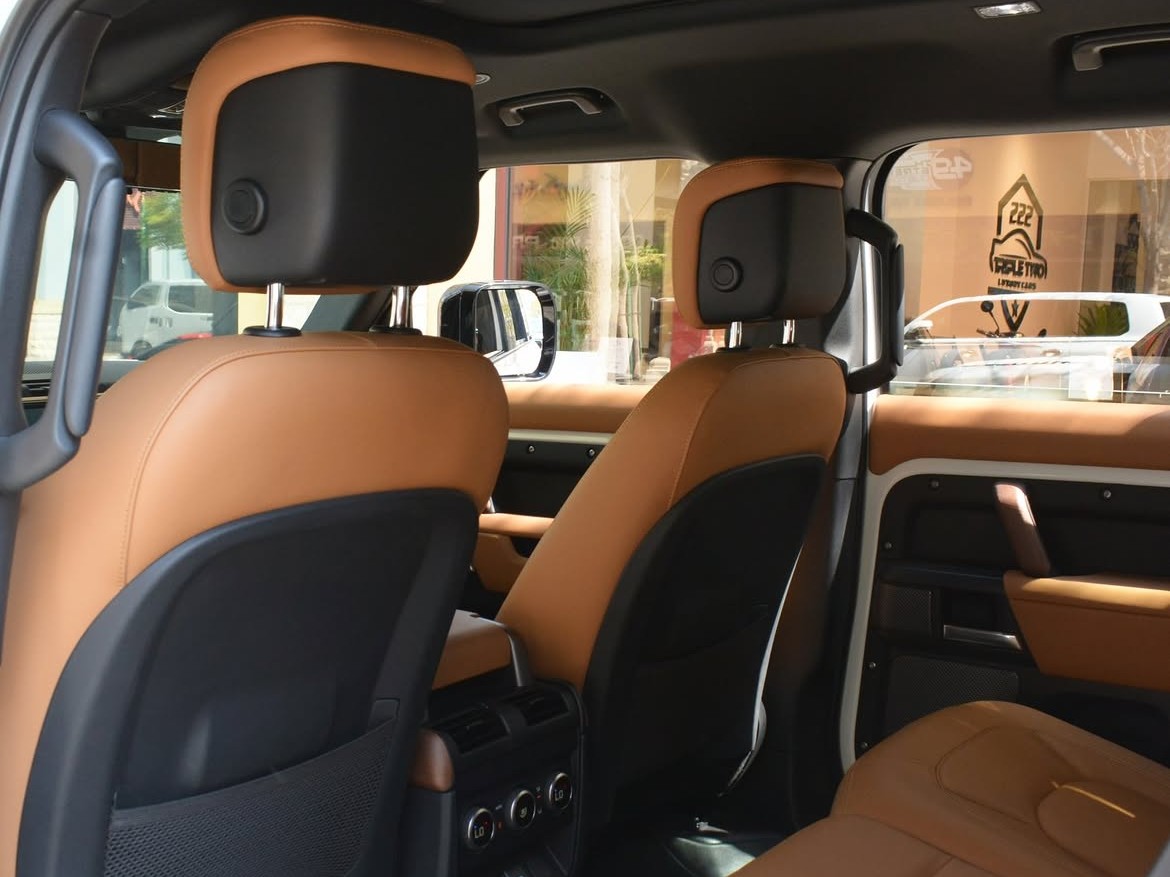 Land Rover Defender 110 HSE 2024 - Image 2
