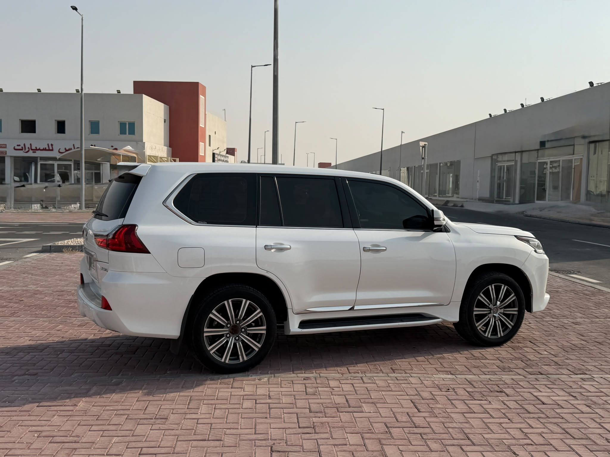 Lexus LX 570 S 2016 - Image 4