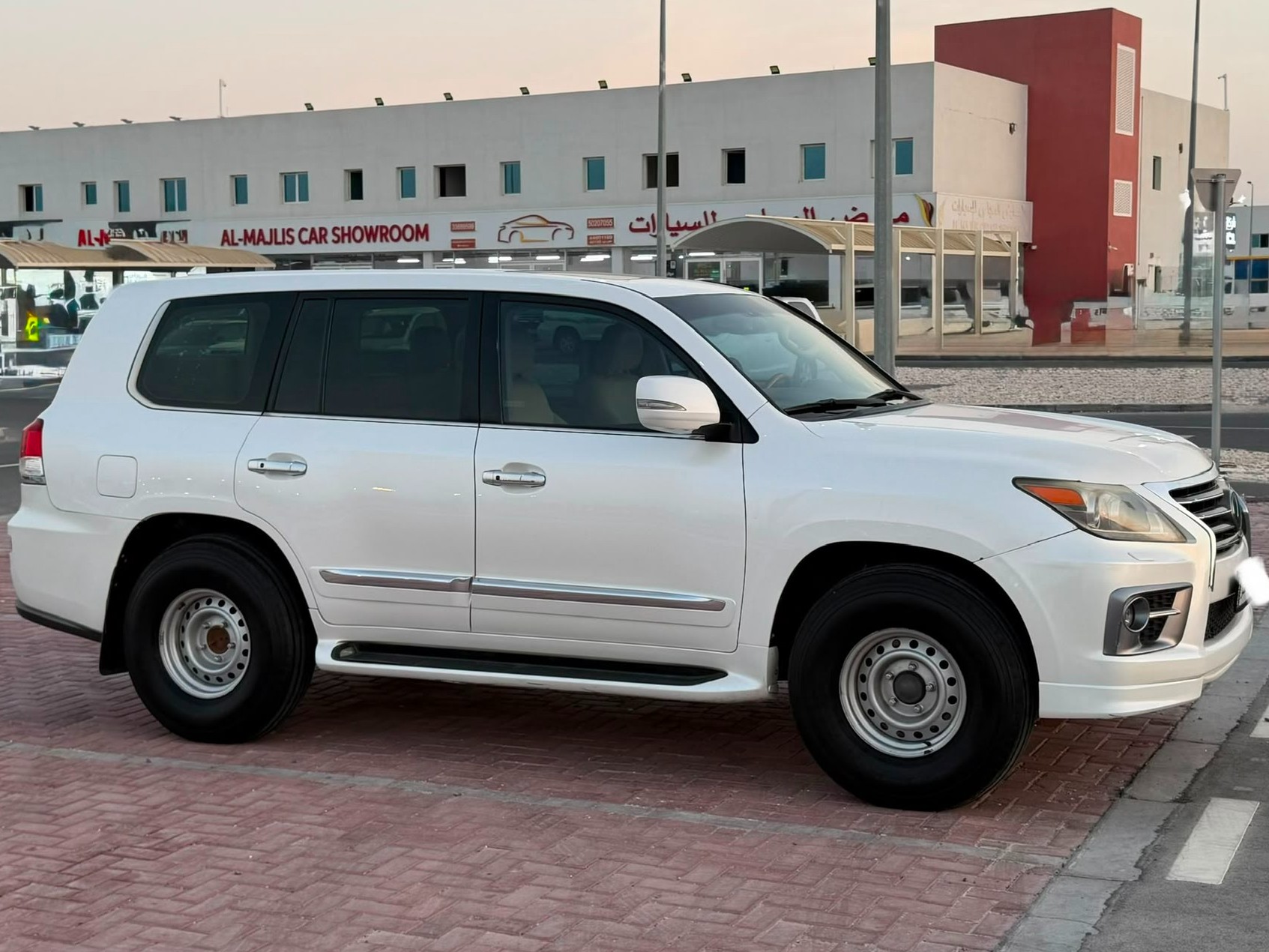 Lexus LX 570 2015 - Image 1