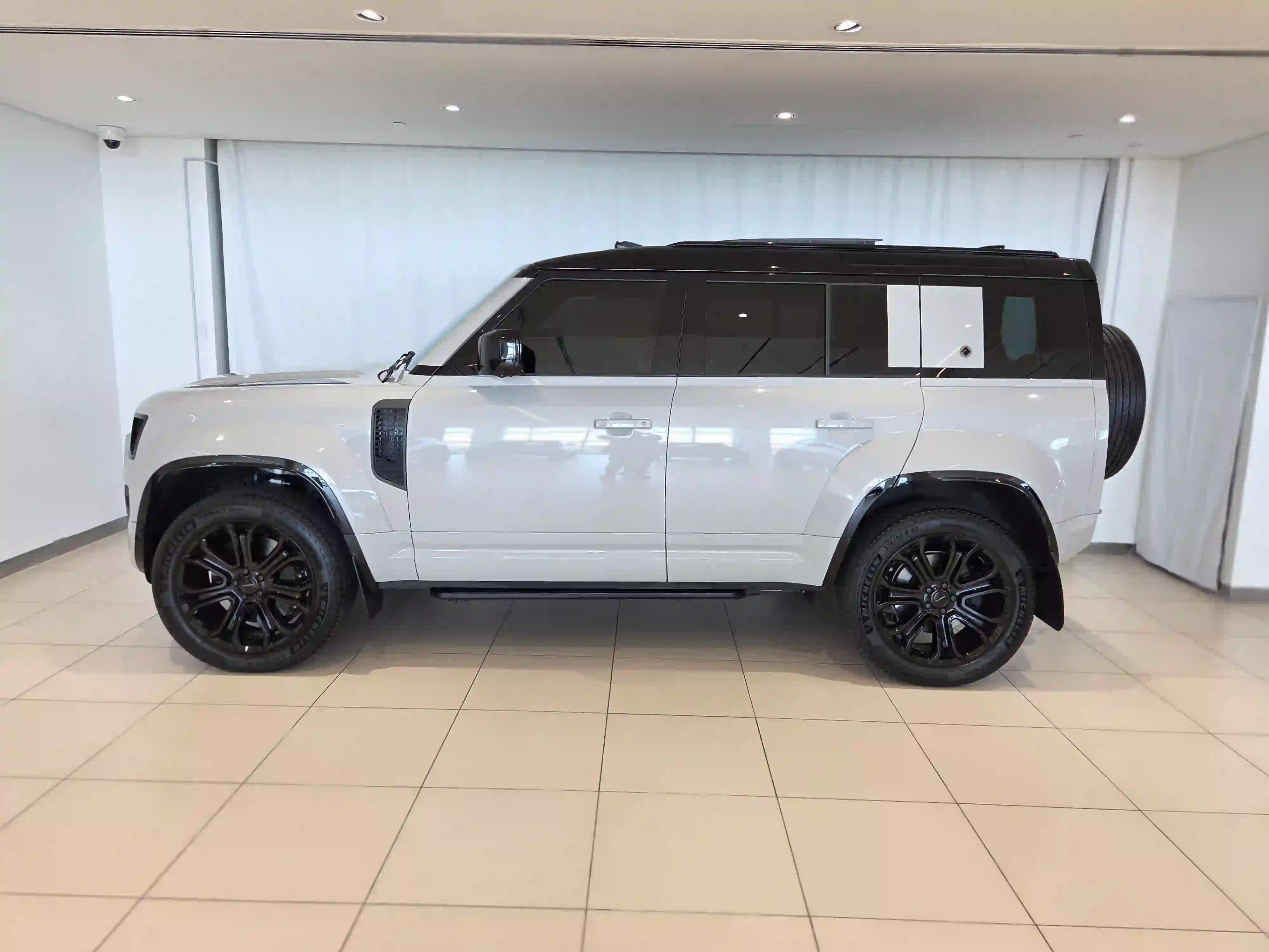 Land Rover Defender 110 4.4 V8 Octa 2026 - Image 3