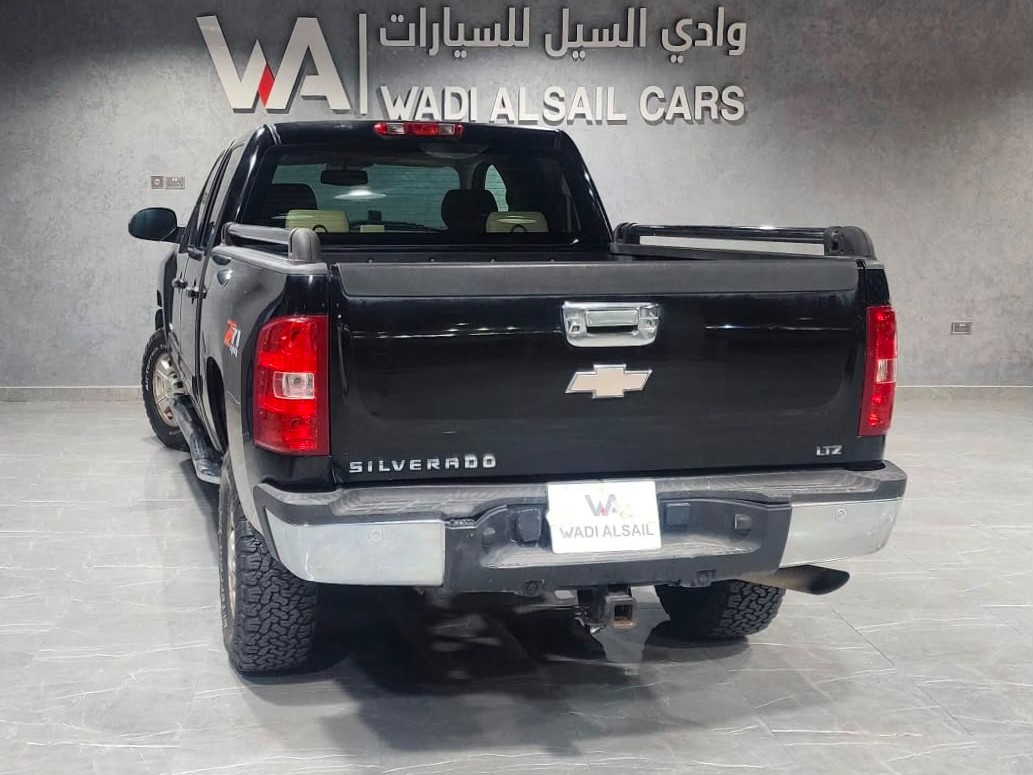 Chevrolet Silverado 2500 HD 2010 - Image 2