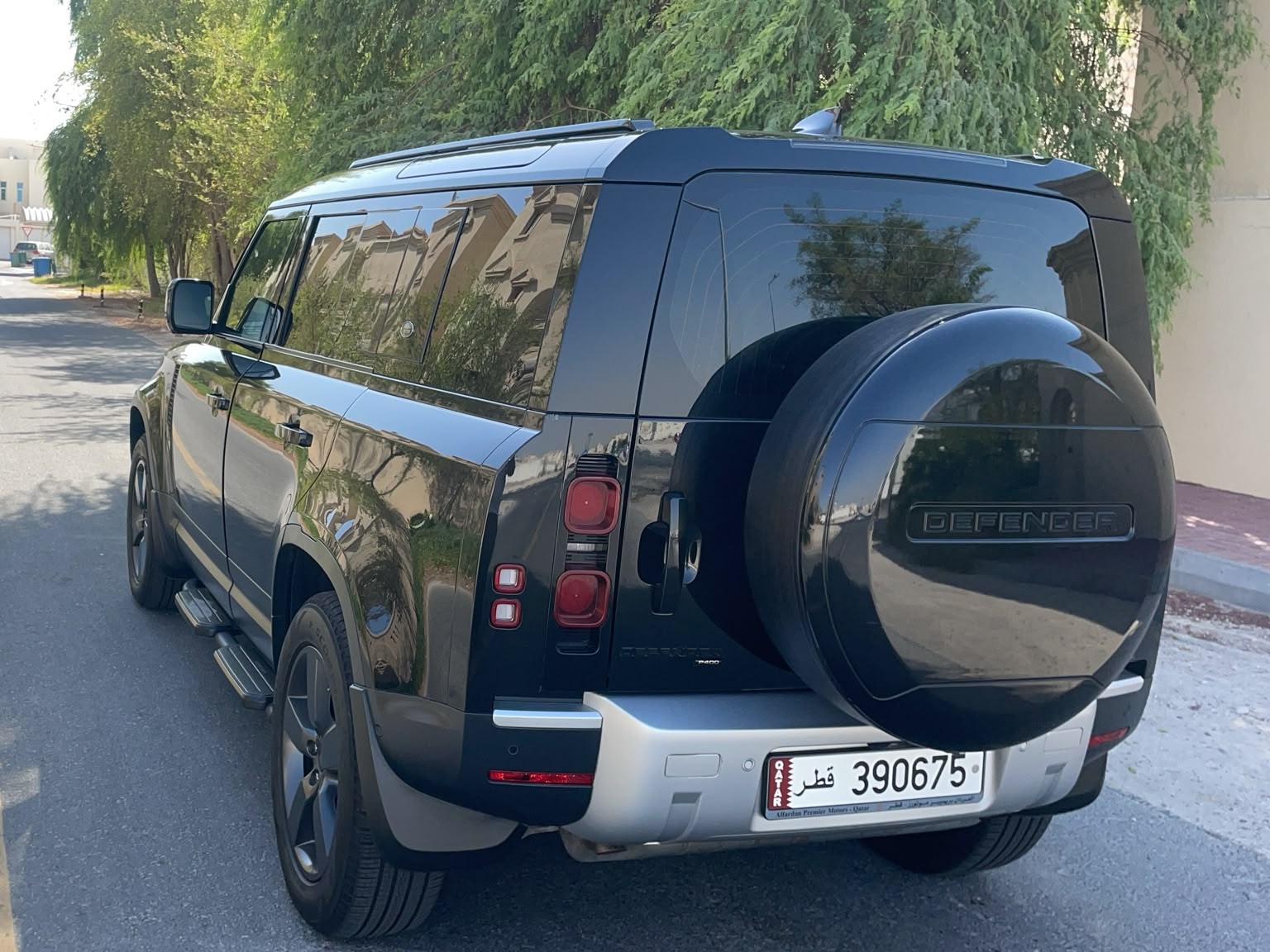 Land Rover Defender 2023 - Image 3