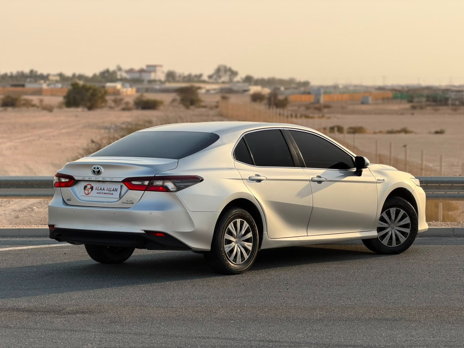 Toyota Camry HYBRID 2022 - Image 2