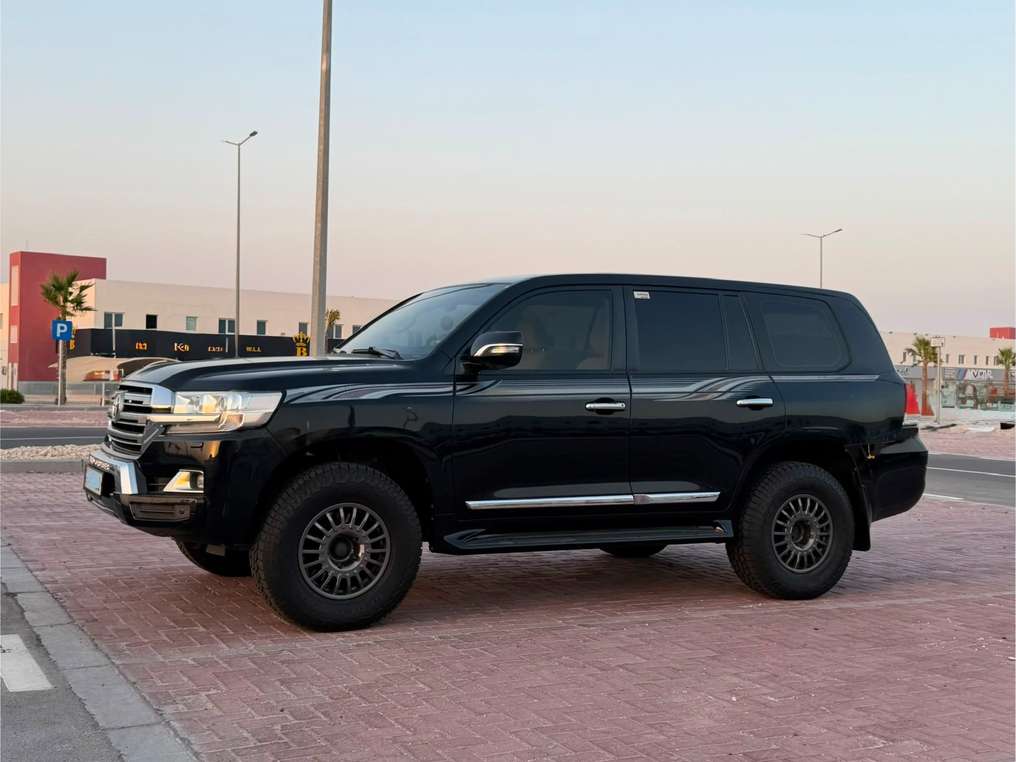 Toyota Land Cruiser GXR v8 2017 - Image 3