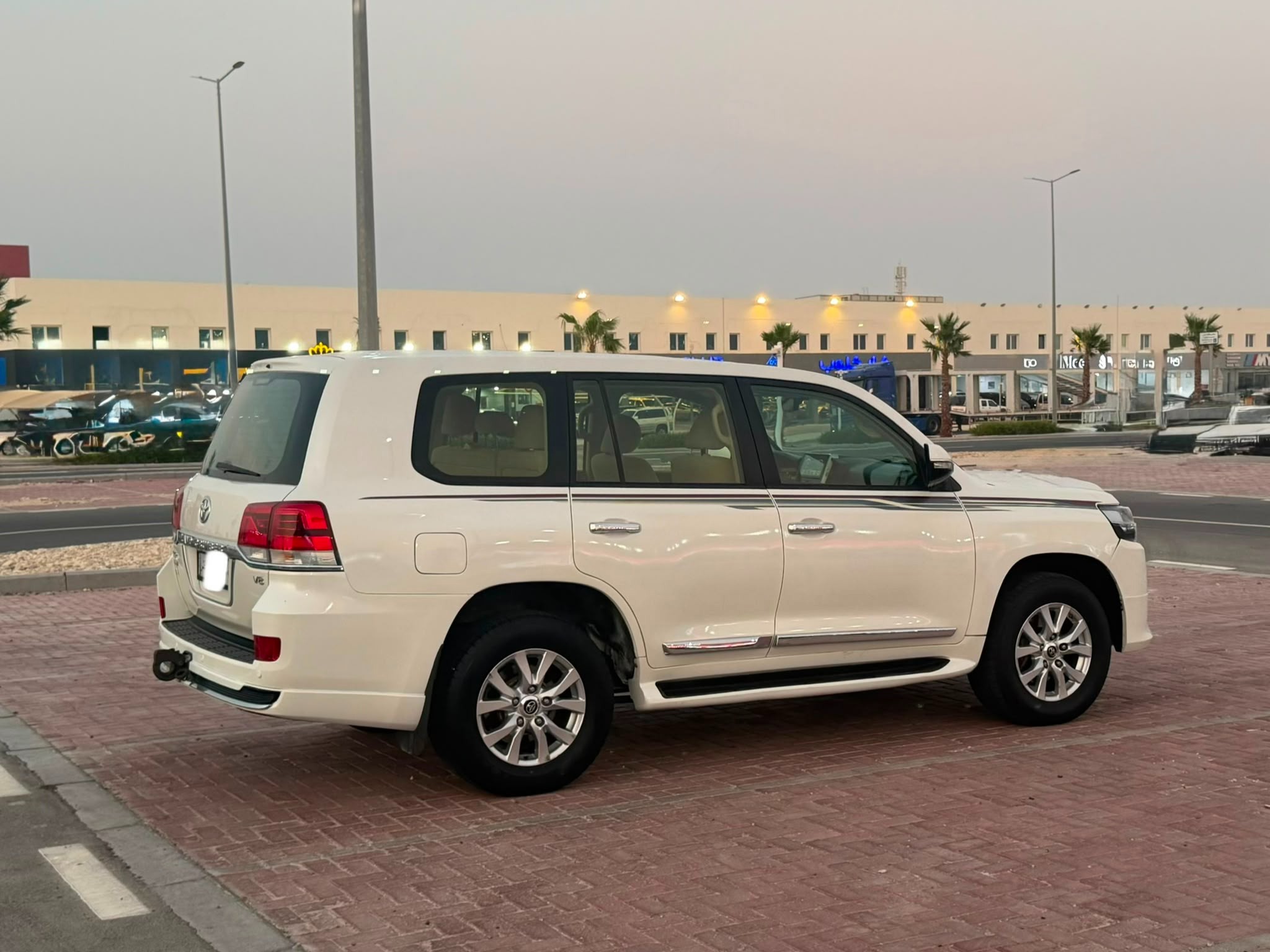 Toyota Land Cruiser GXR v8 2016 - Image 4