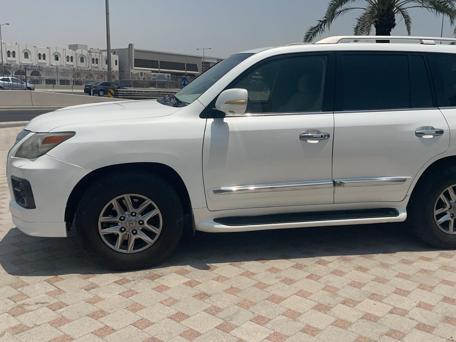 Lexus LX 570 2010 - Image 2