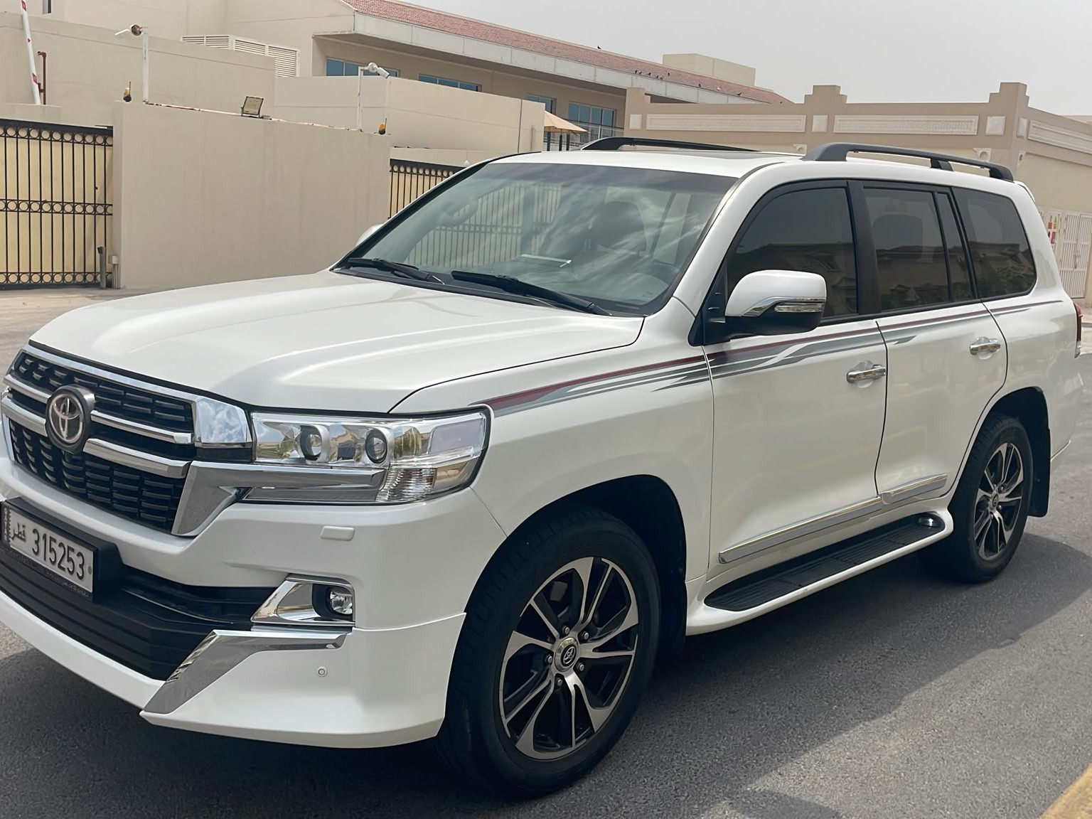 Toyota Land Cruiser GXR v8 2020 - Image 2
