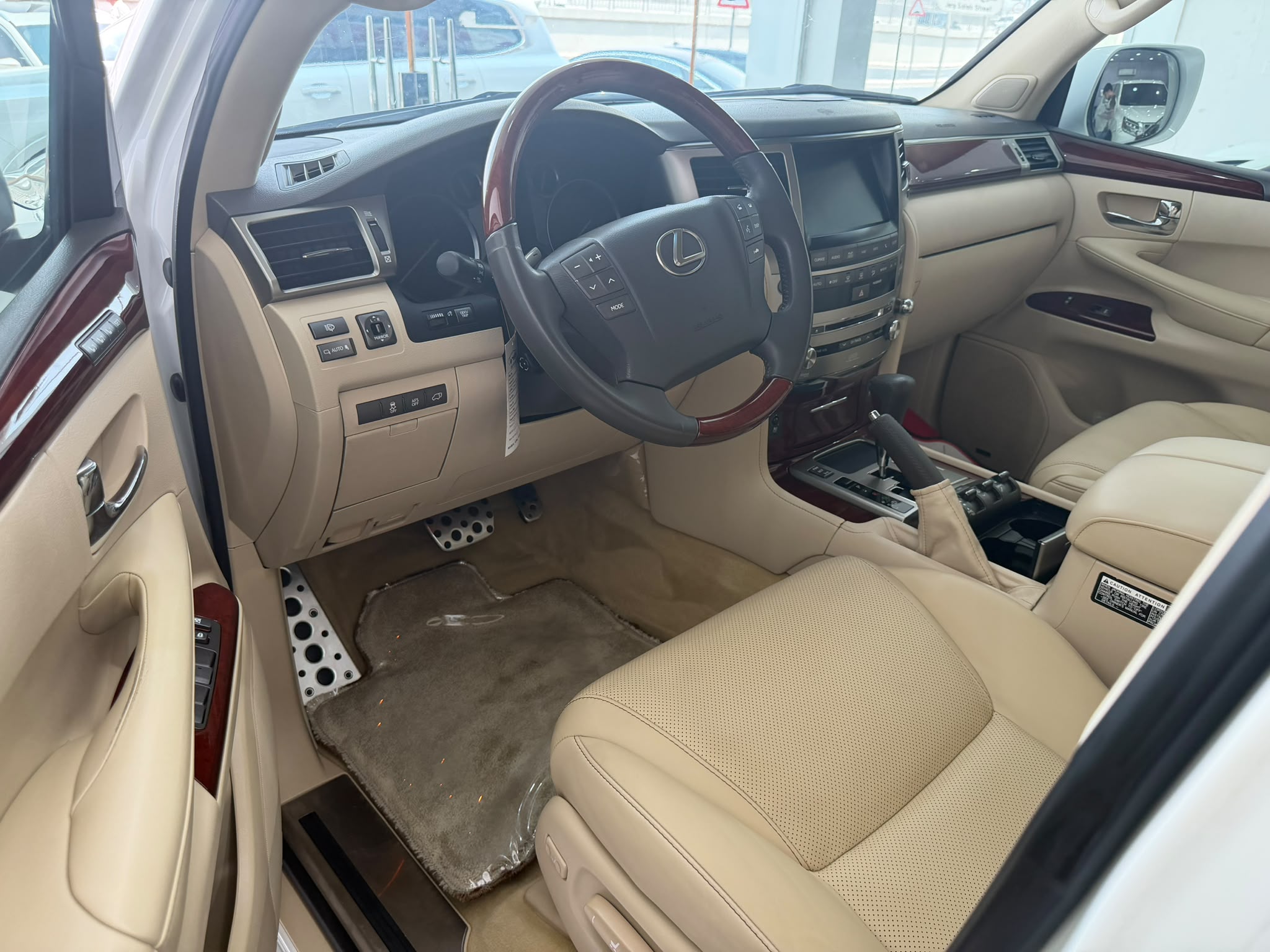Lexus LX 570 S 2014 - Image 4