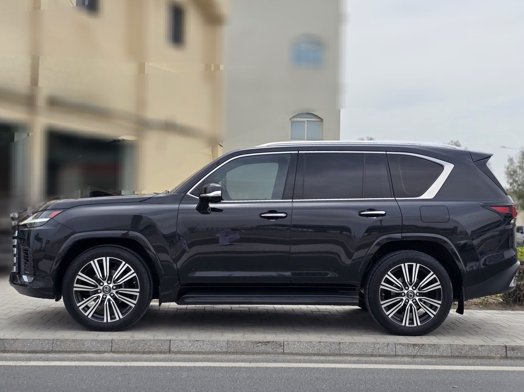 Lexus LX 600 Luxury  2024 - Image 3
