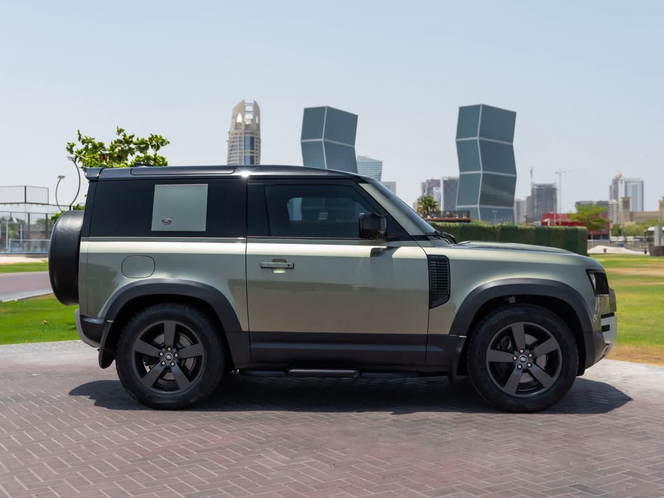 Land Rover Defender 90 HSE 2022 - Image 2