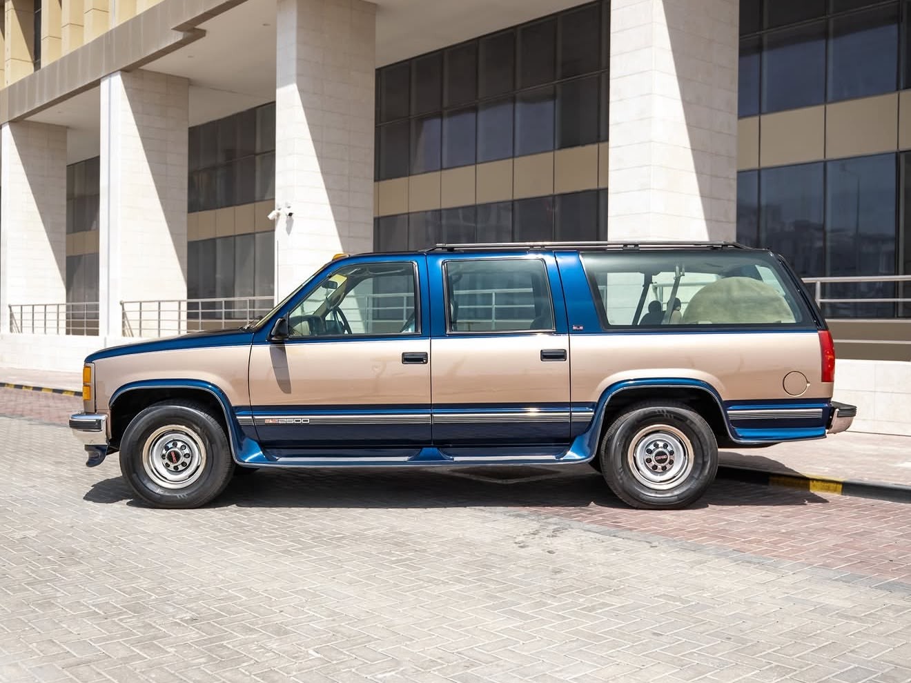GMC Suburban. 1995 - Image 2