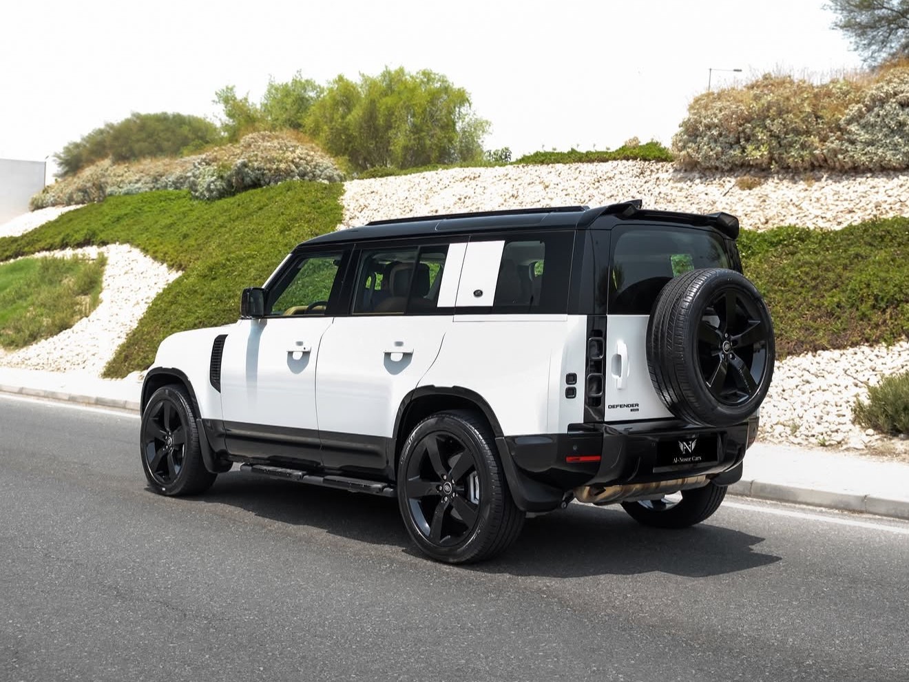 Land Rover Defender 110 3.0i6 HSE 2022 - Image 2