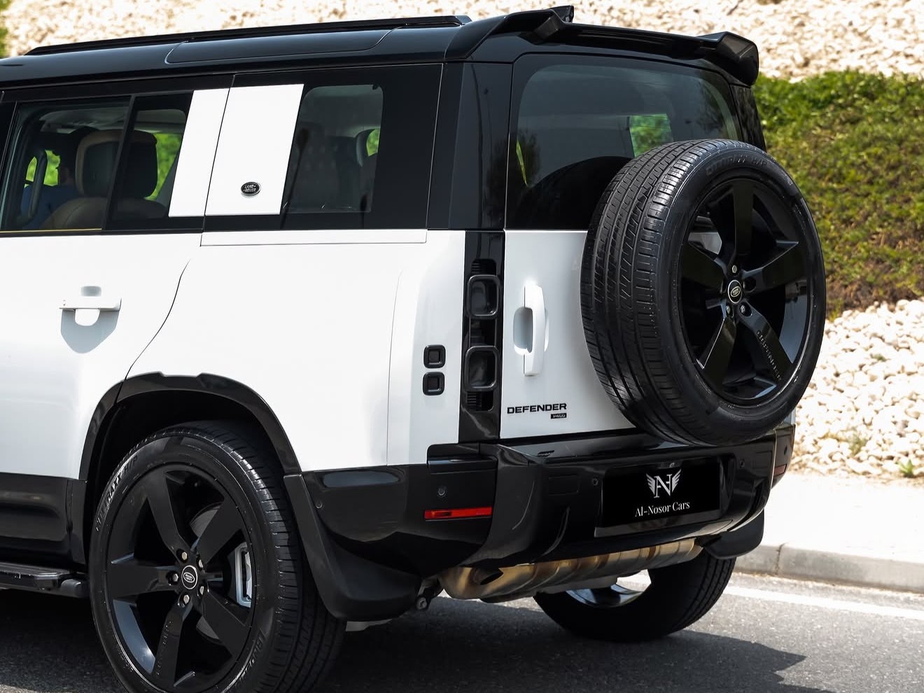 Land Rover Defender 110 3.0i6 HSE 2022 - Image 4