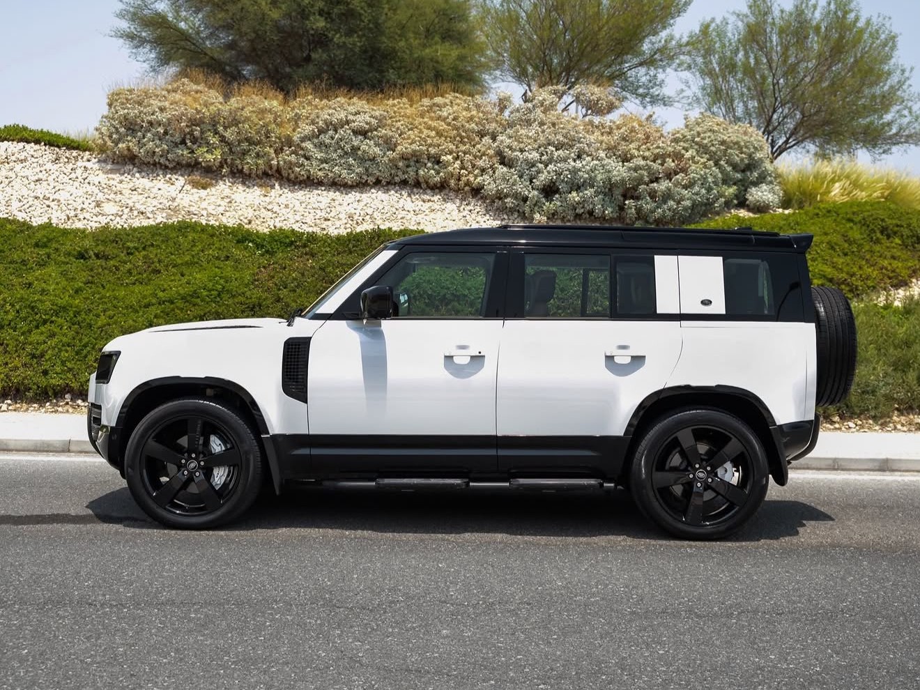 Land Rover Defender 110 3.0i6 HSE 2022 - Image 3