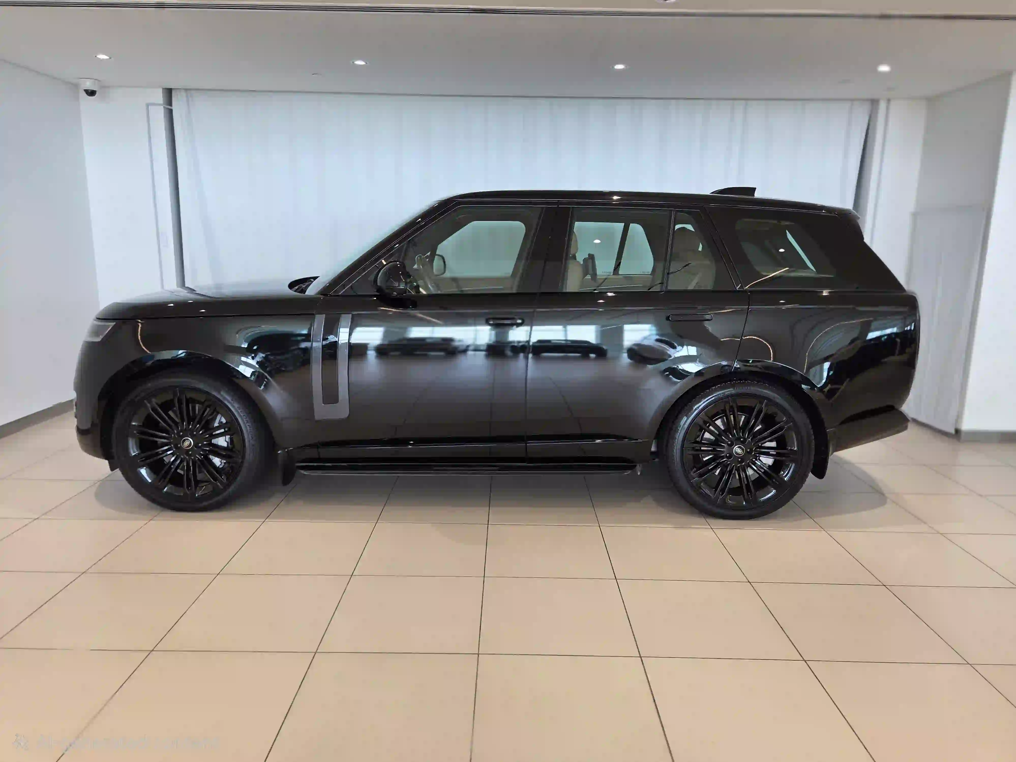 Land Rover Range Rover 4.4 V8 HSE 2025 - Image 3