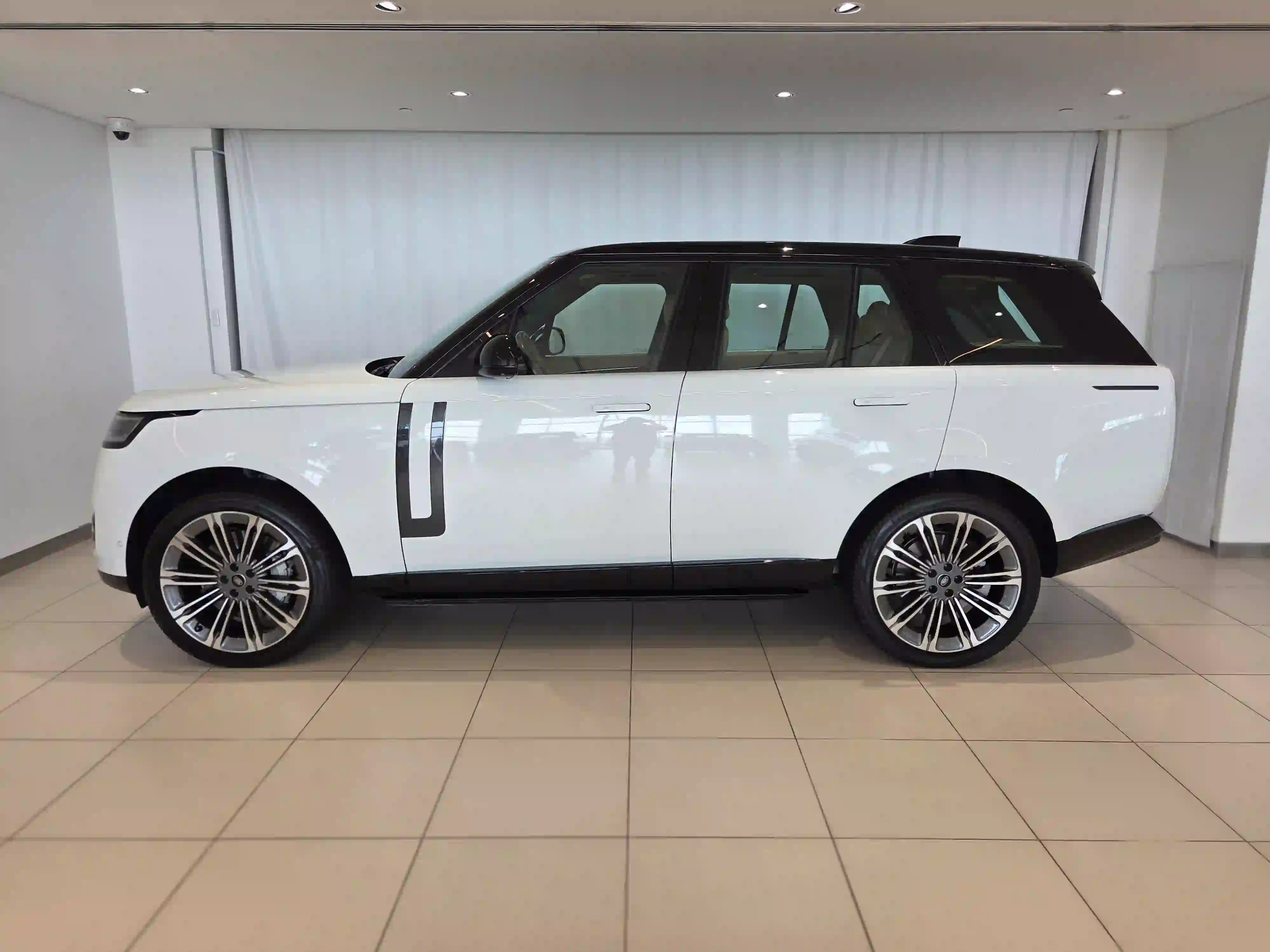 Land Rover Range Rover 4.4 V8 HSE 2024 - Image 3
