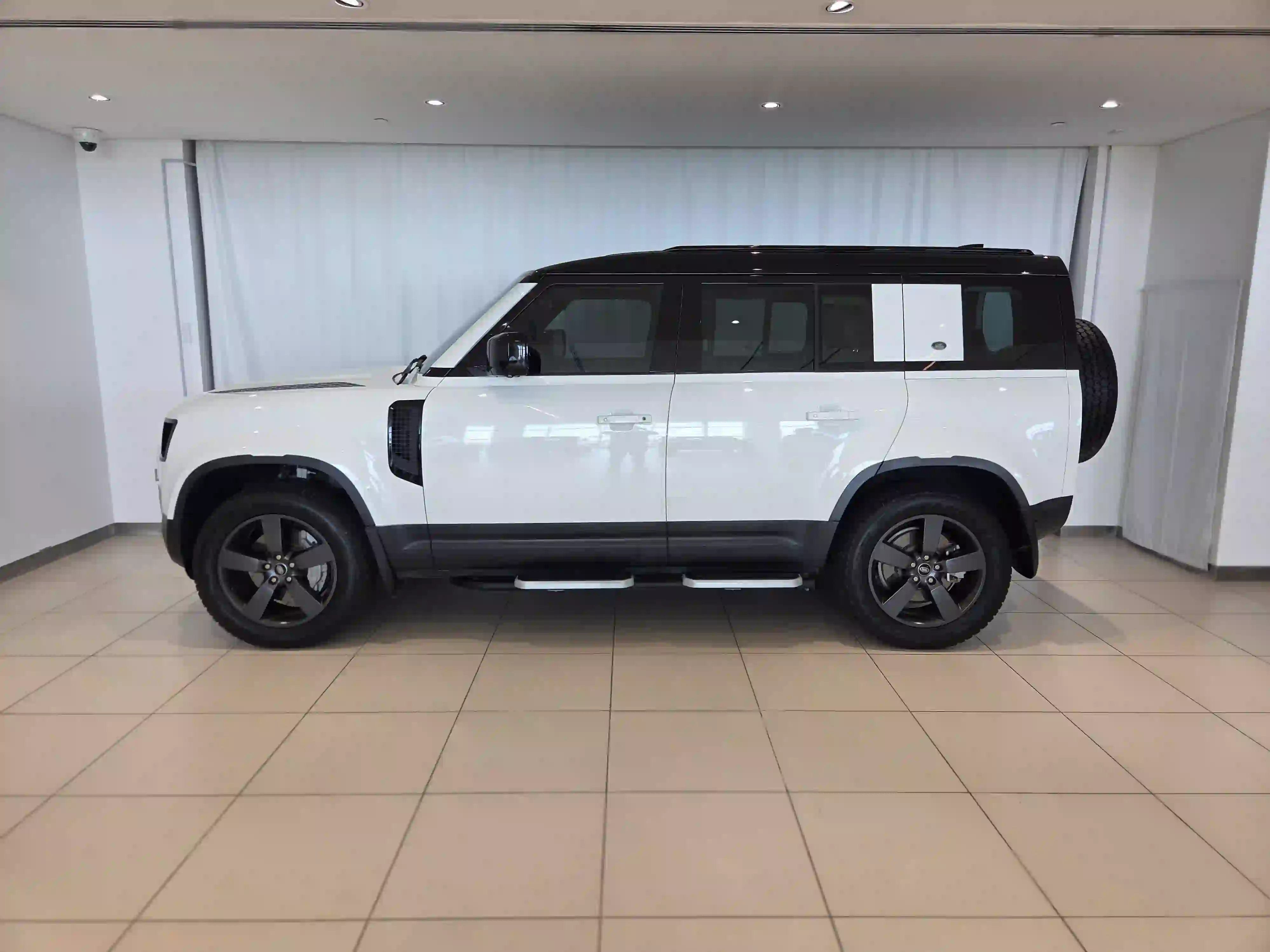Land Rover Defender 110 3.0i6 HSE 2022 - Image 3