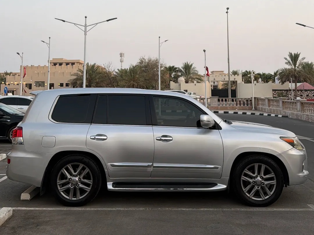 Lexus LX 570 2012 - Image 3