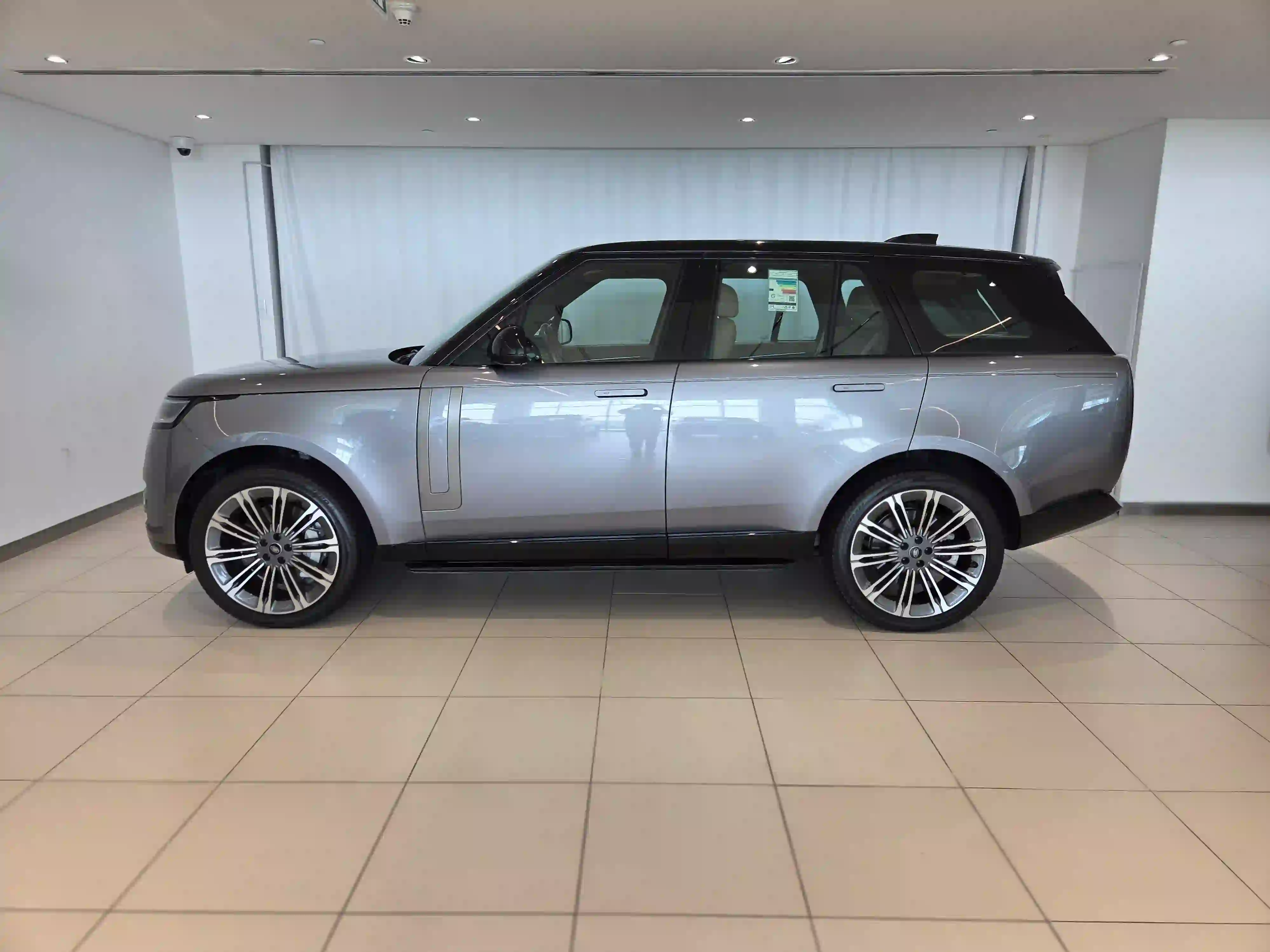 Land Rover Range Rover 4.4 V8 HSE 2024 - Image 3