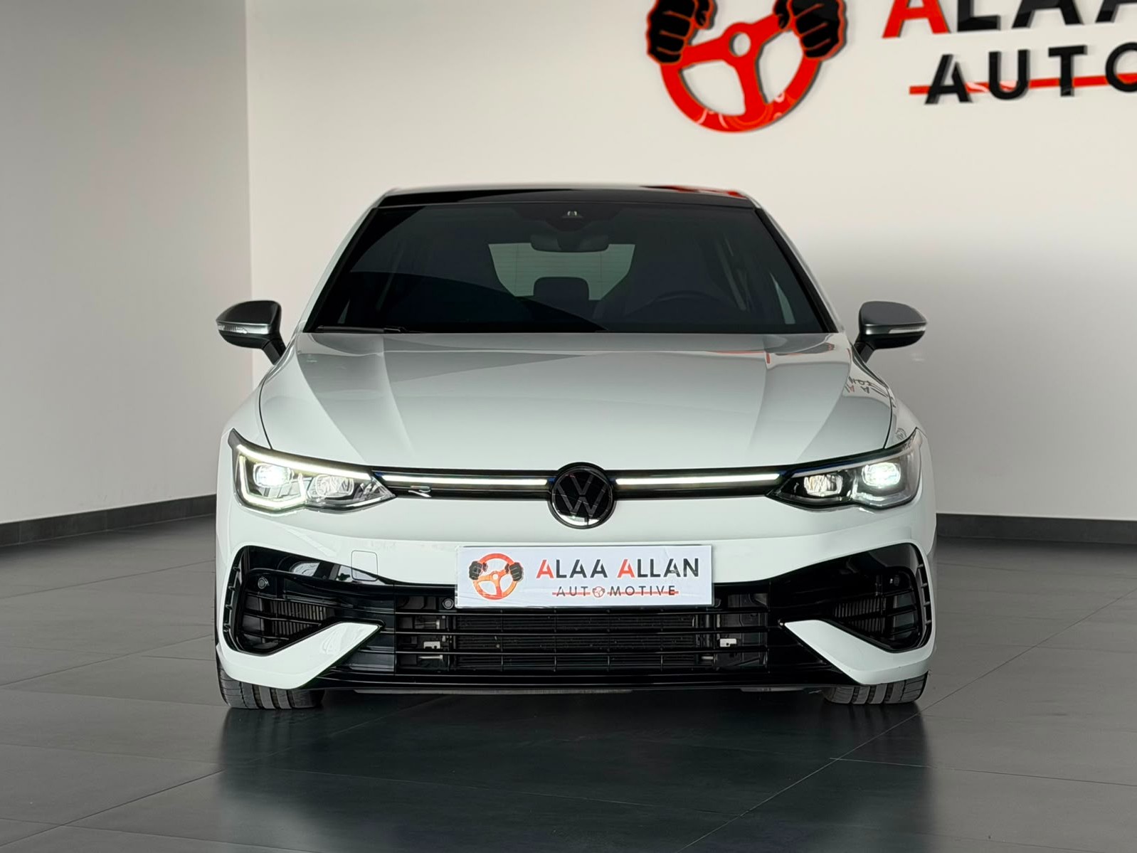 Volkswagen Golf R  2022 - Image 2