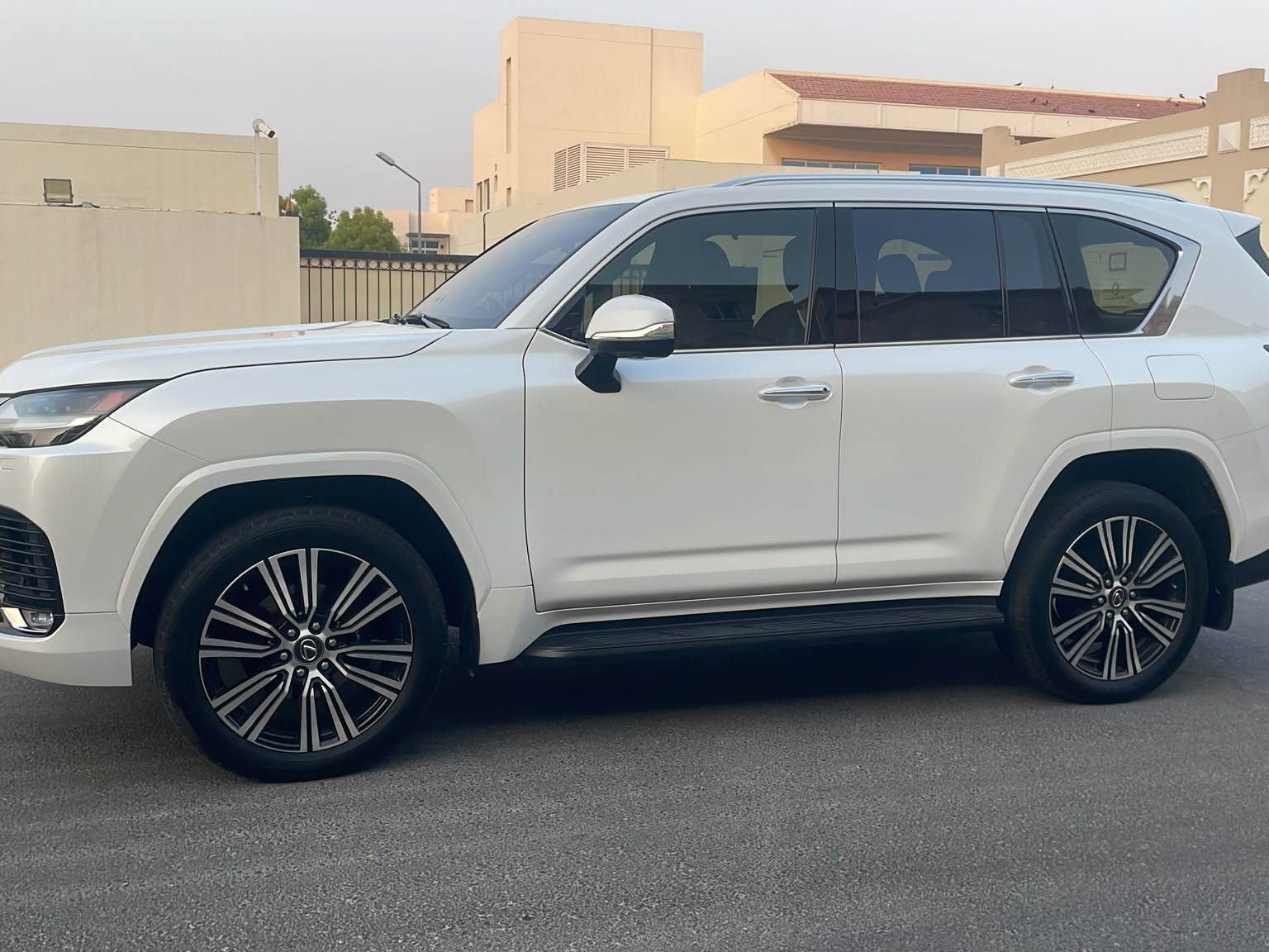 Lexus LX 600 Luxury  2023 - Image 3