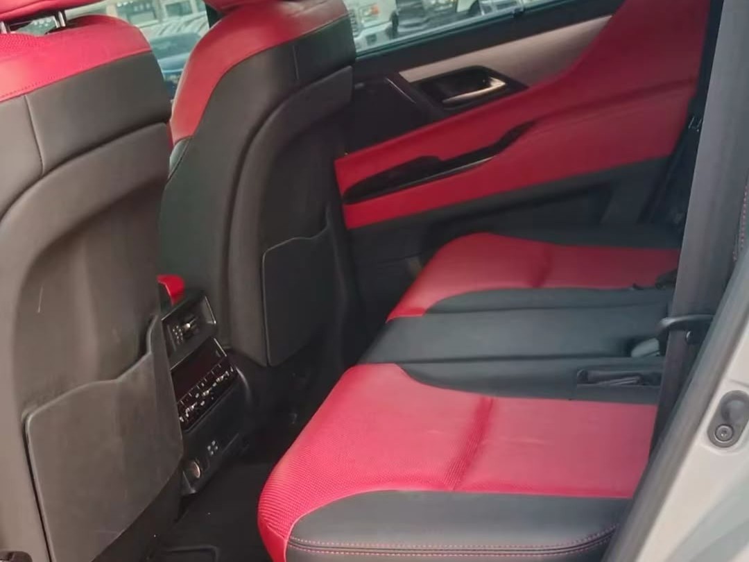 Lexus LX 600 Luxury  2025 - Image 4