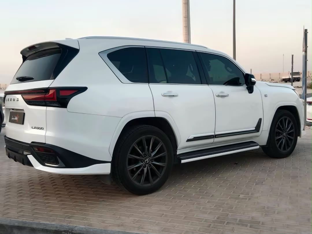 Lexus LX 600 Luxury  2025 - Image 2