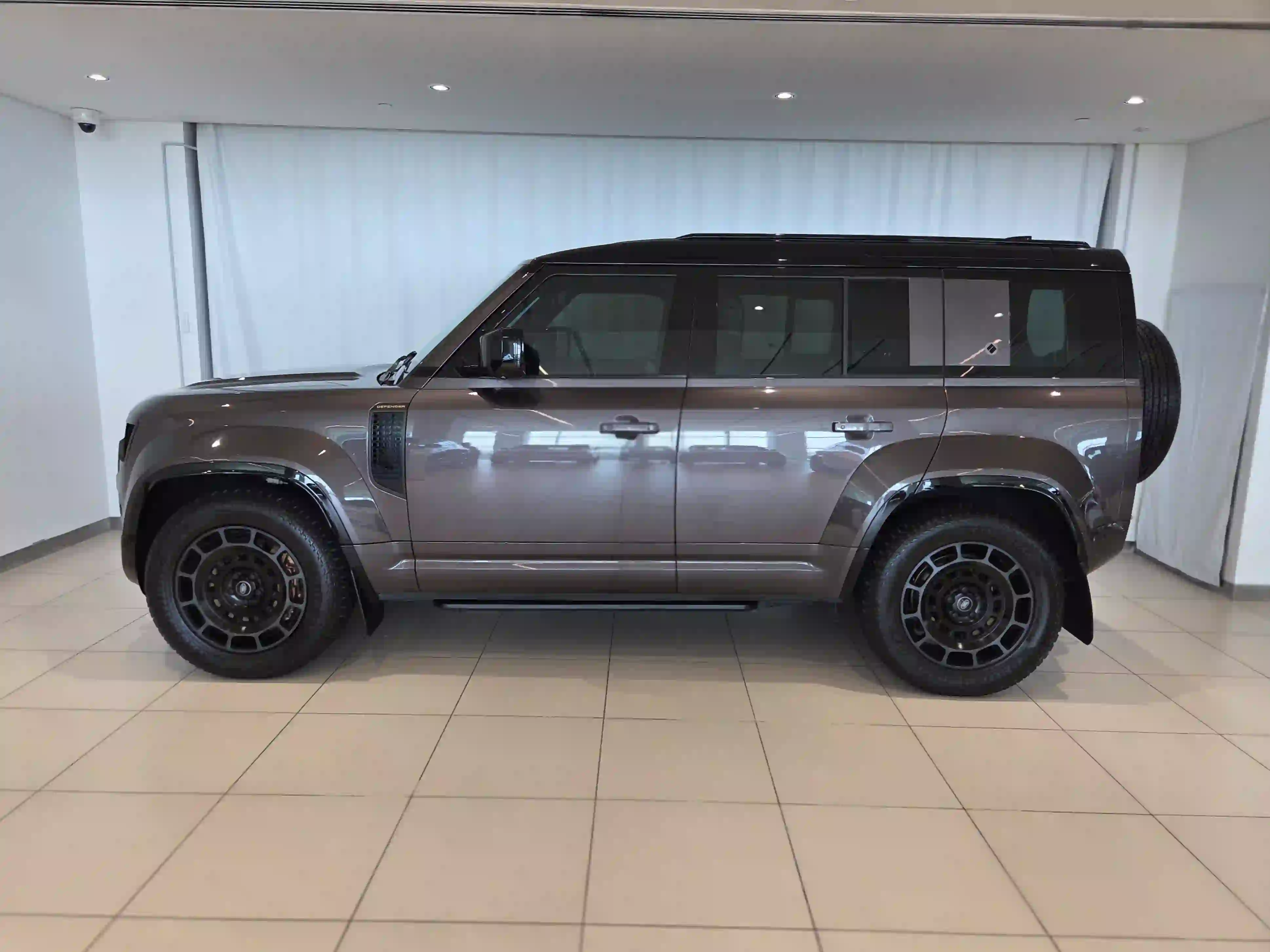 Land Rover Defender 110 4.4 V8 Octa 2025 - Image 3