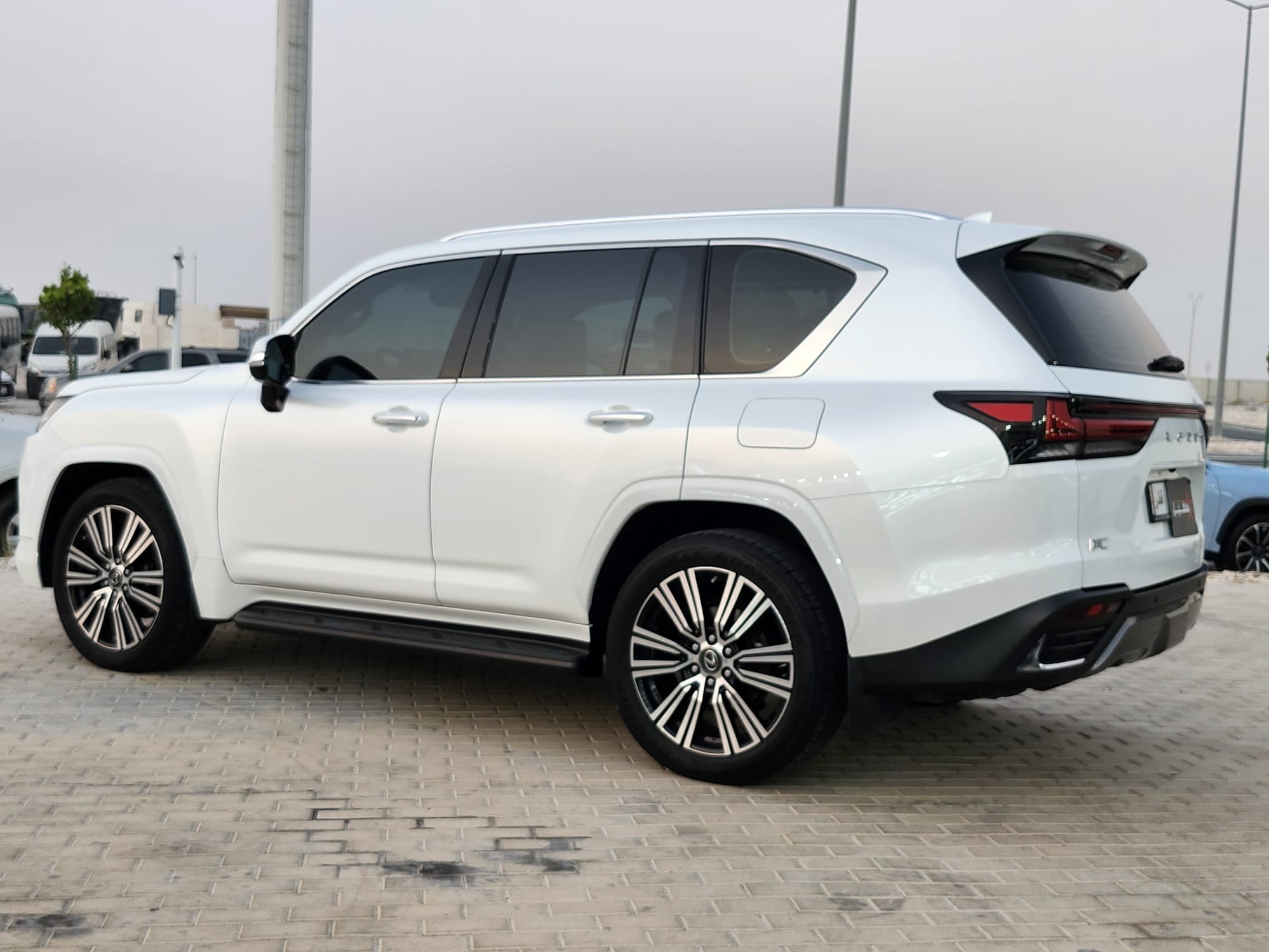 Lexus LX 600 Luxury  2023 - Image 4