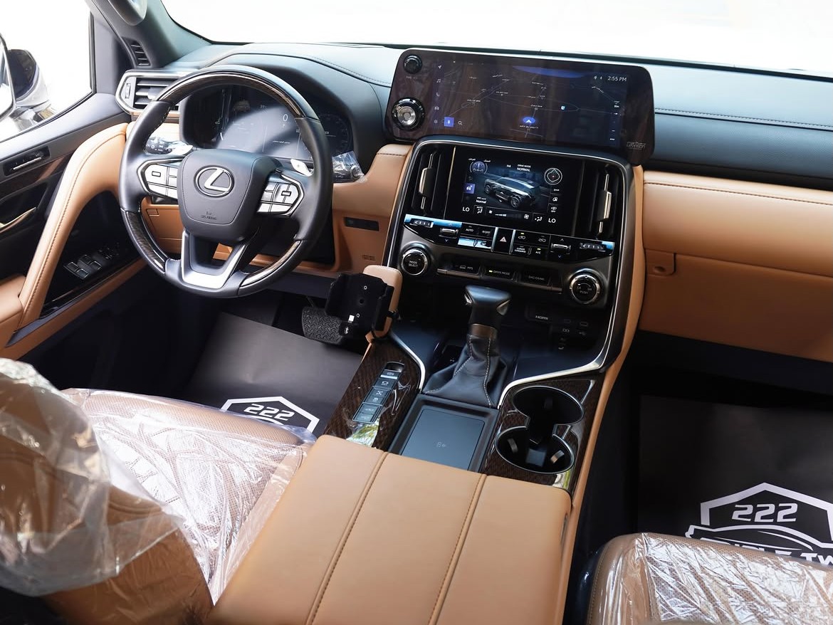 Lexus LX 600 Luxury  2025 - Image 2