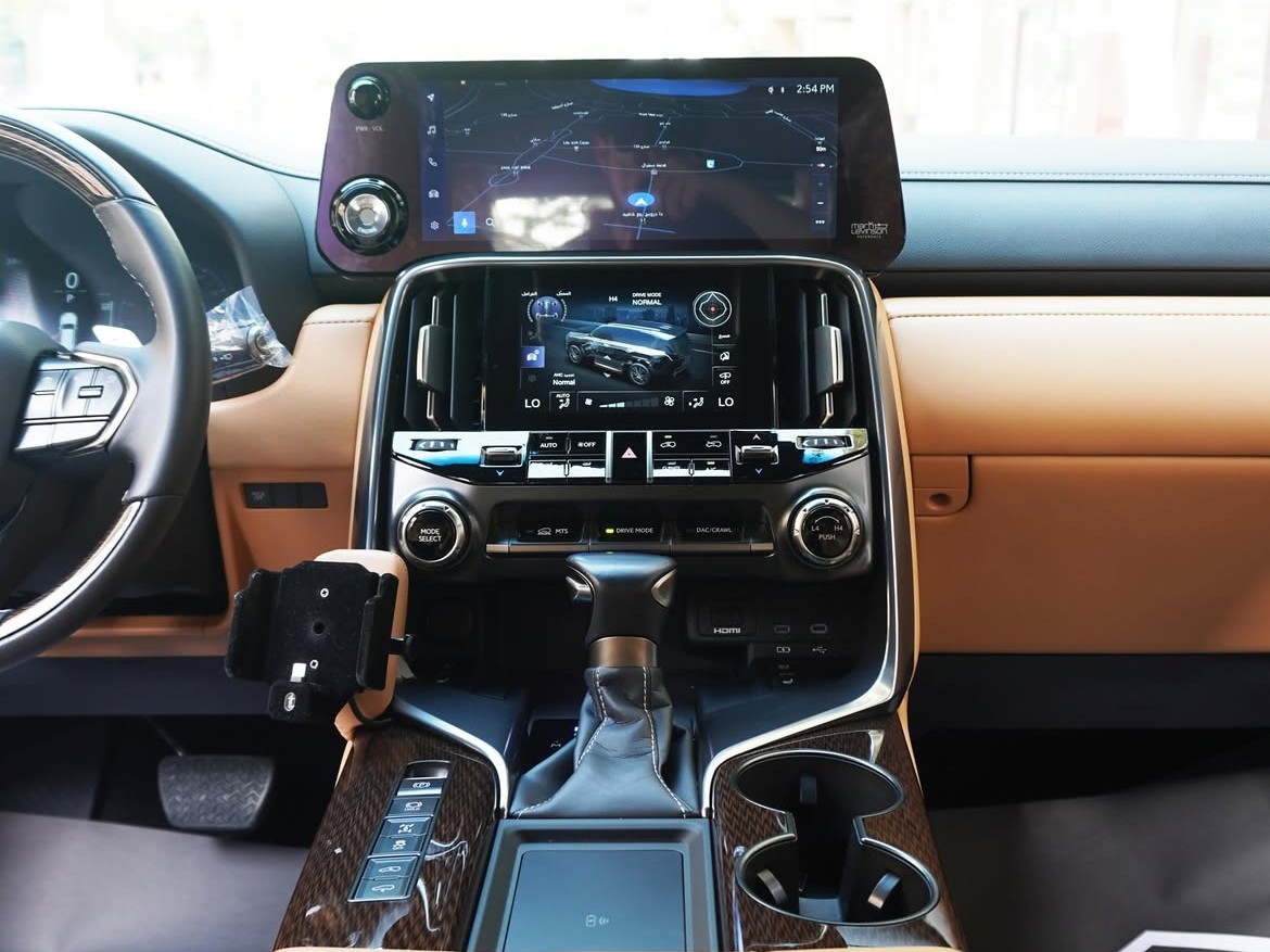 Lexus LX 600 Luxury  2025 - Image 3