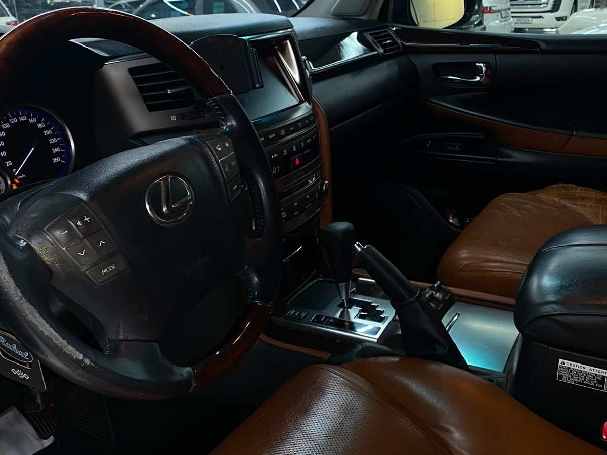 Lexus LX 570 2011 - Image 3