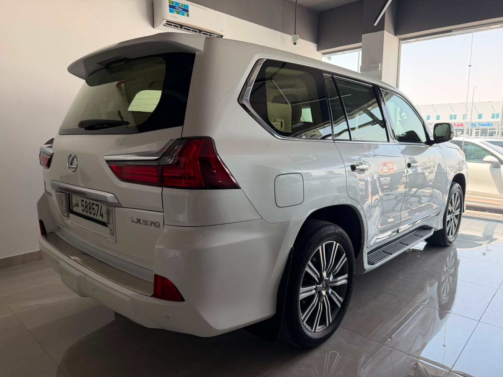 Lexus LX 570 2016 - Image 2