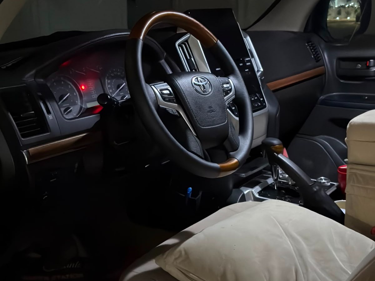 Toyota Land Cruiser VX.R 2010 - Image 2
