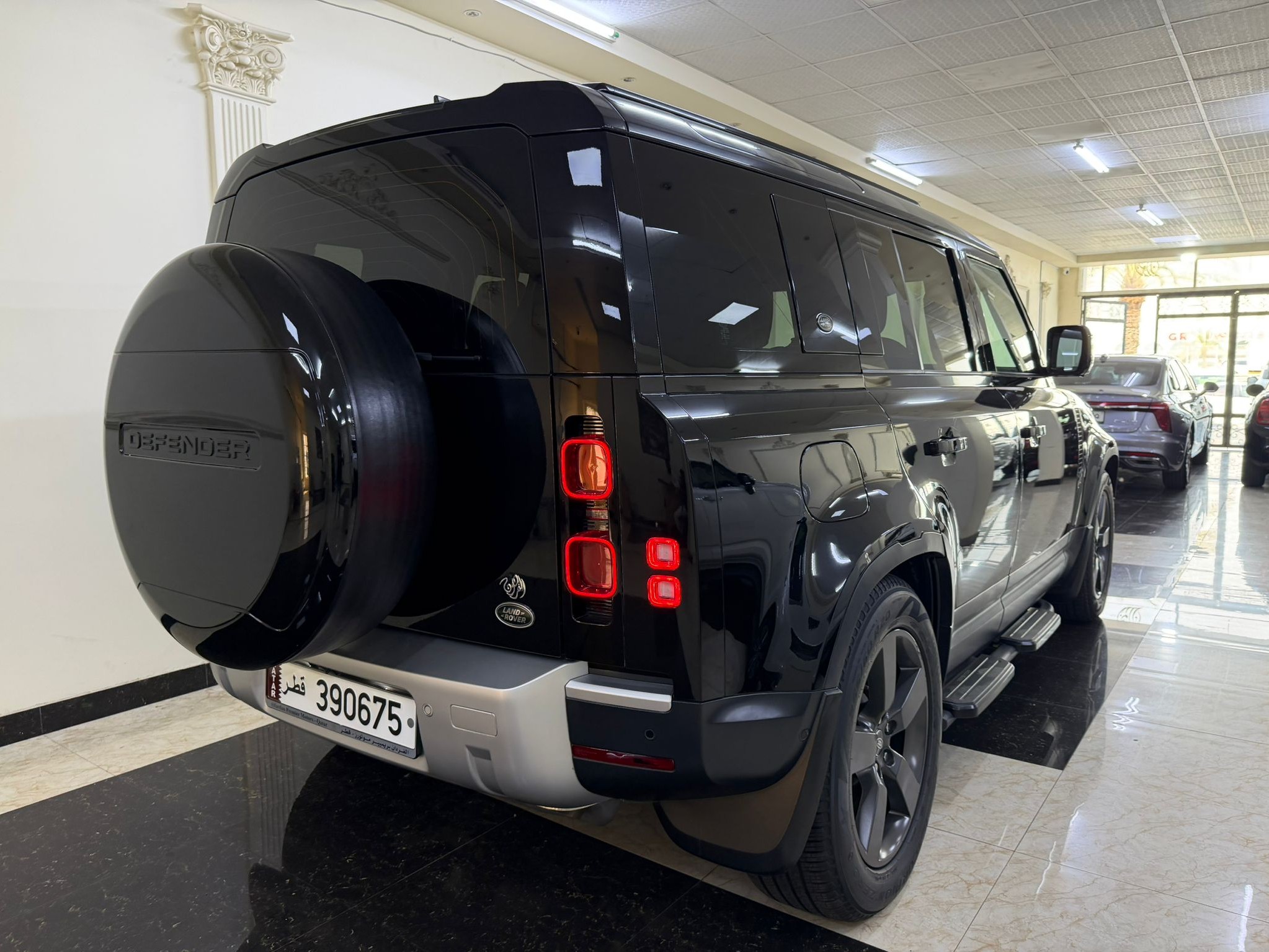 Land Rover Defender 110 3.0i6 HSE 2023 - Image 4