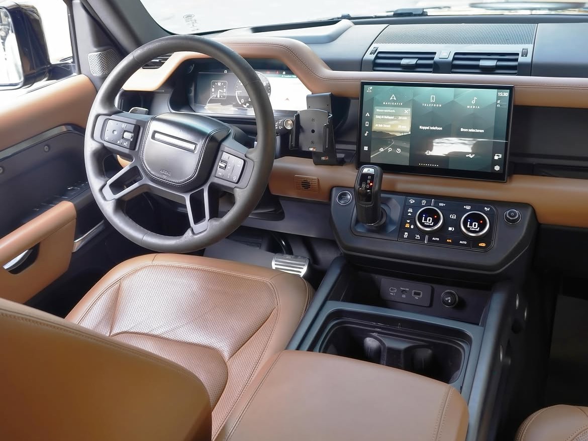 Land Rover Defender 110 HSE V8 2023 - Image 3