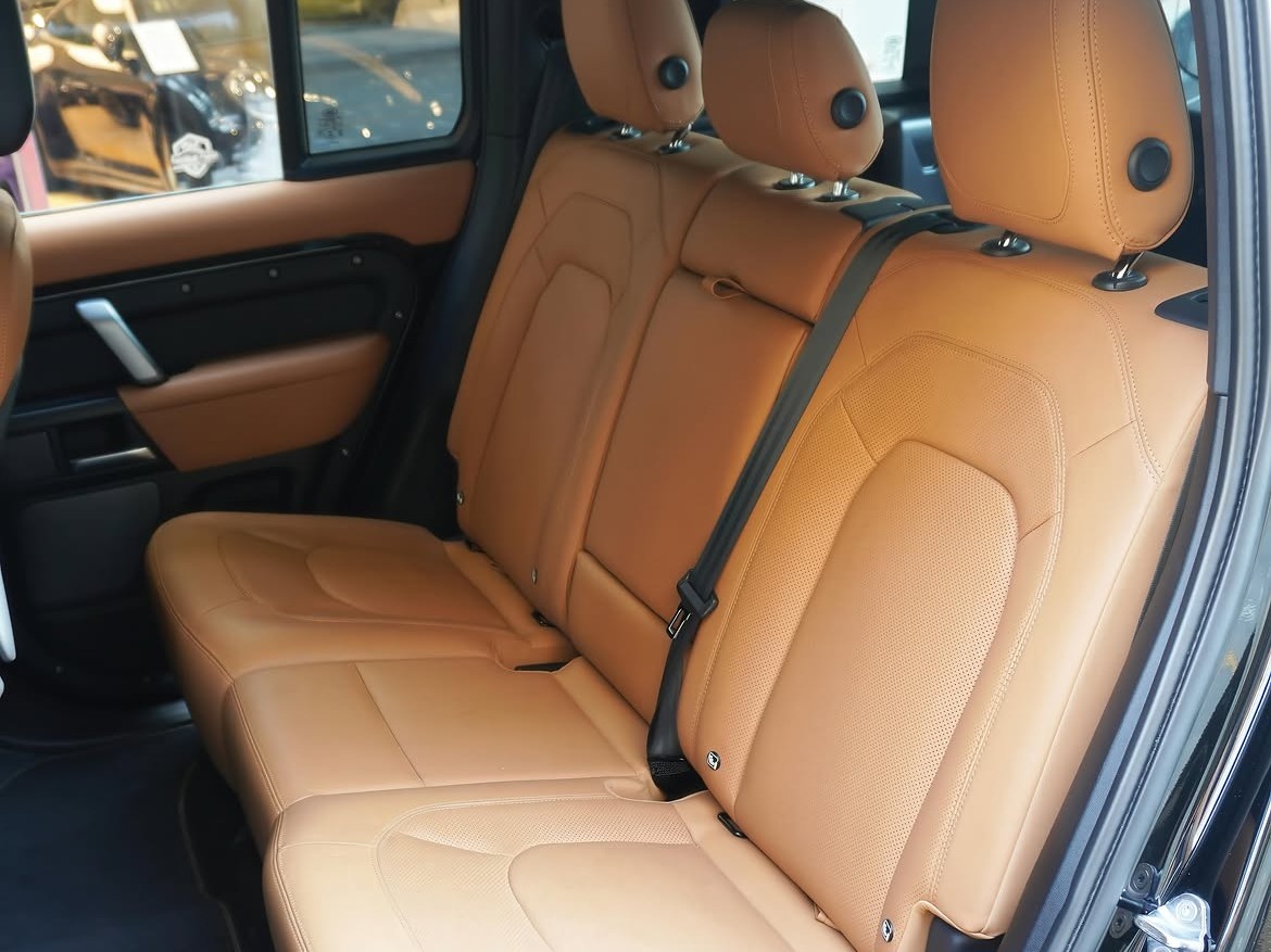 Land Rover Defender 110 HSE V8 2023 - Image 4