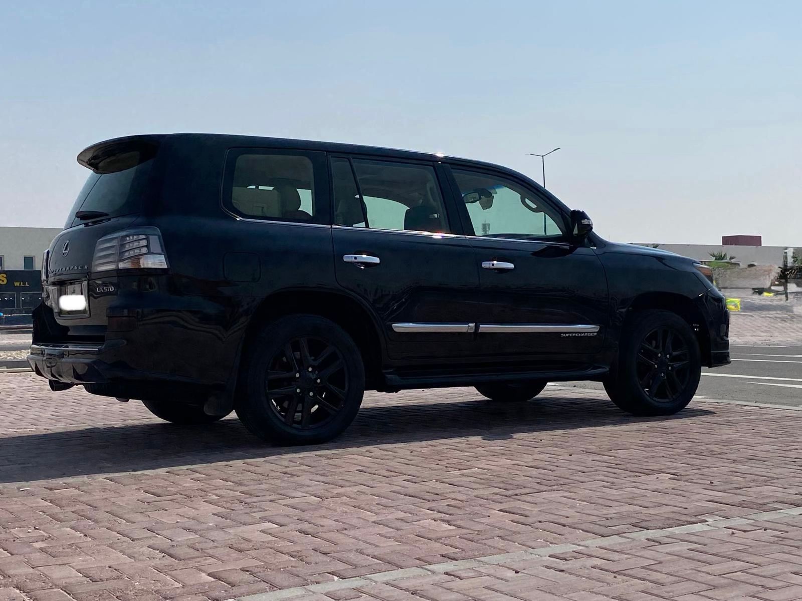 Lexus LX 570 2011 - Image 4