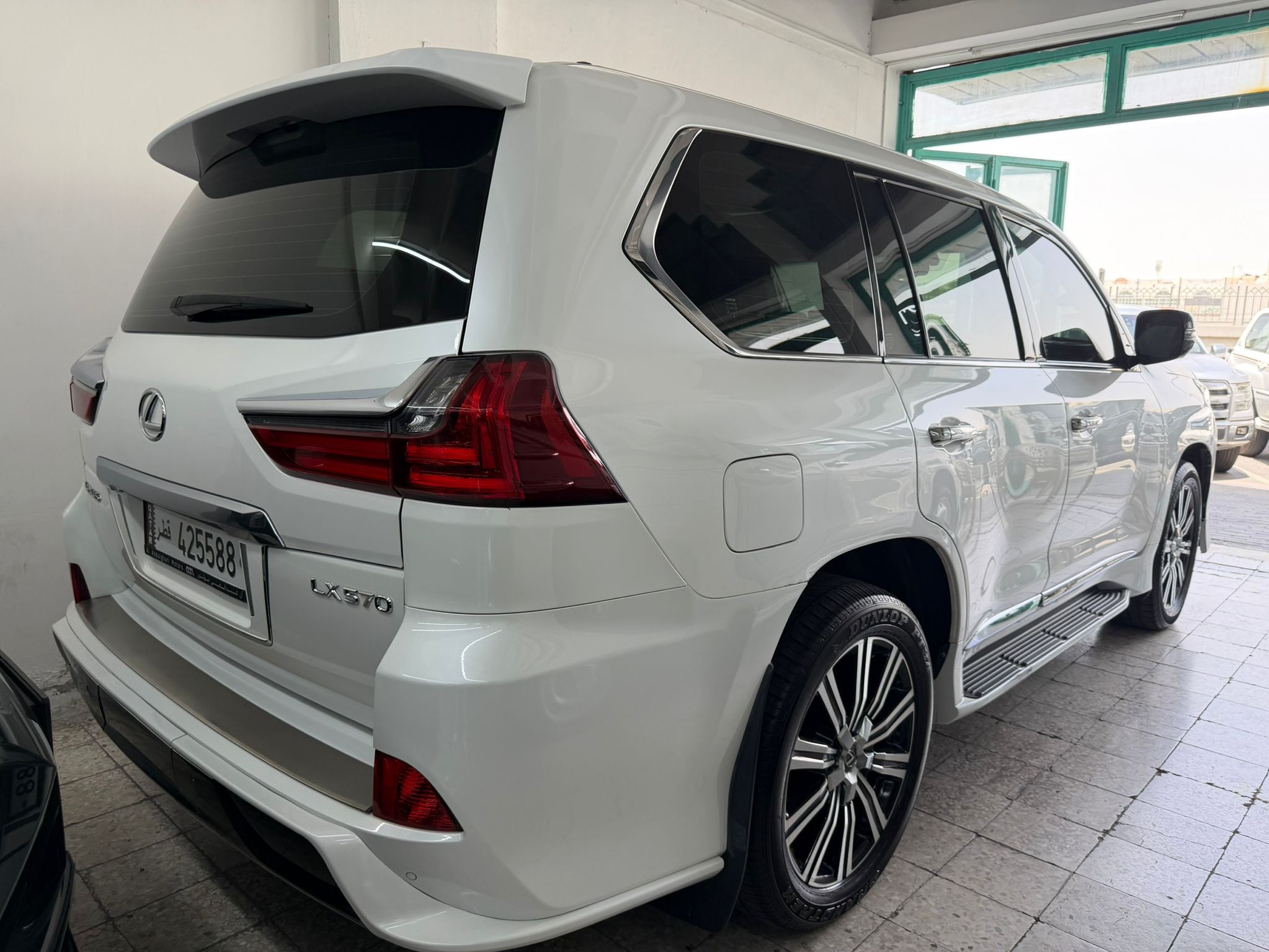 Lexus LX 570 2016 - Image 4