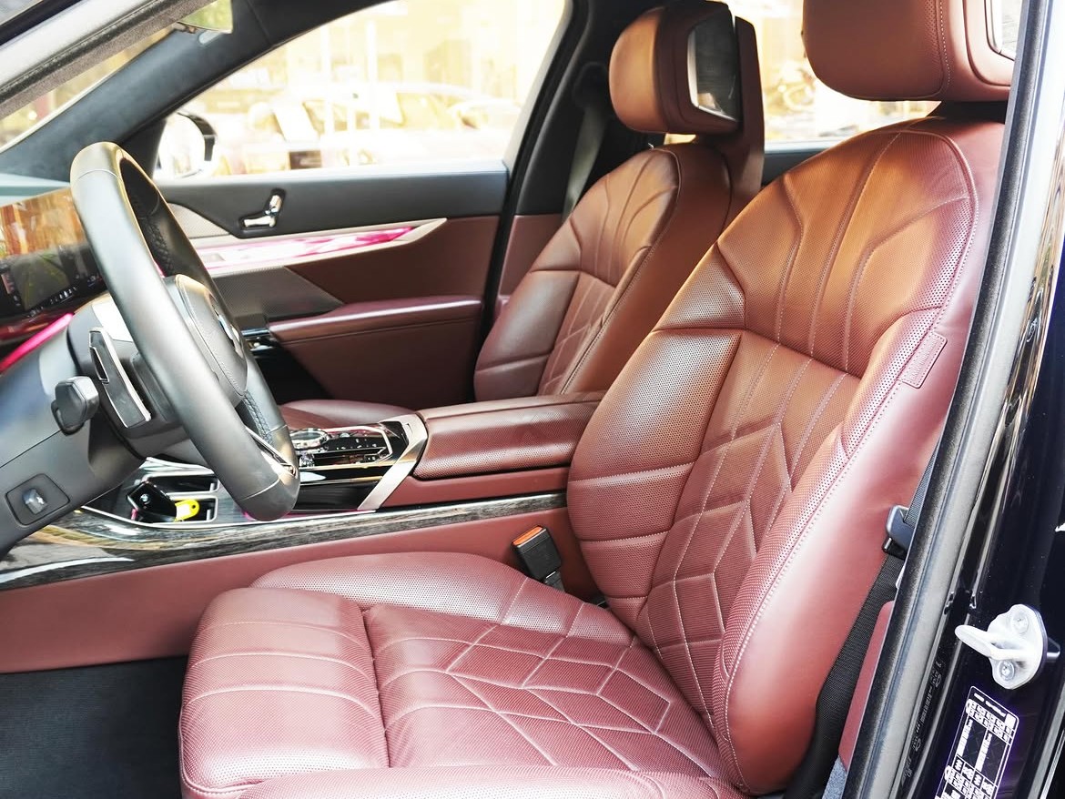BMW 7-Series 740 i 2023 - Image 2