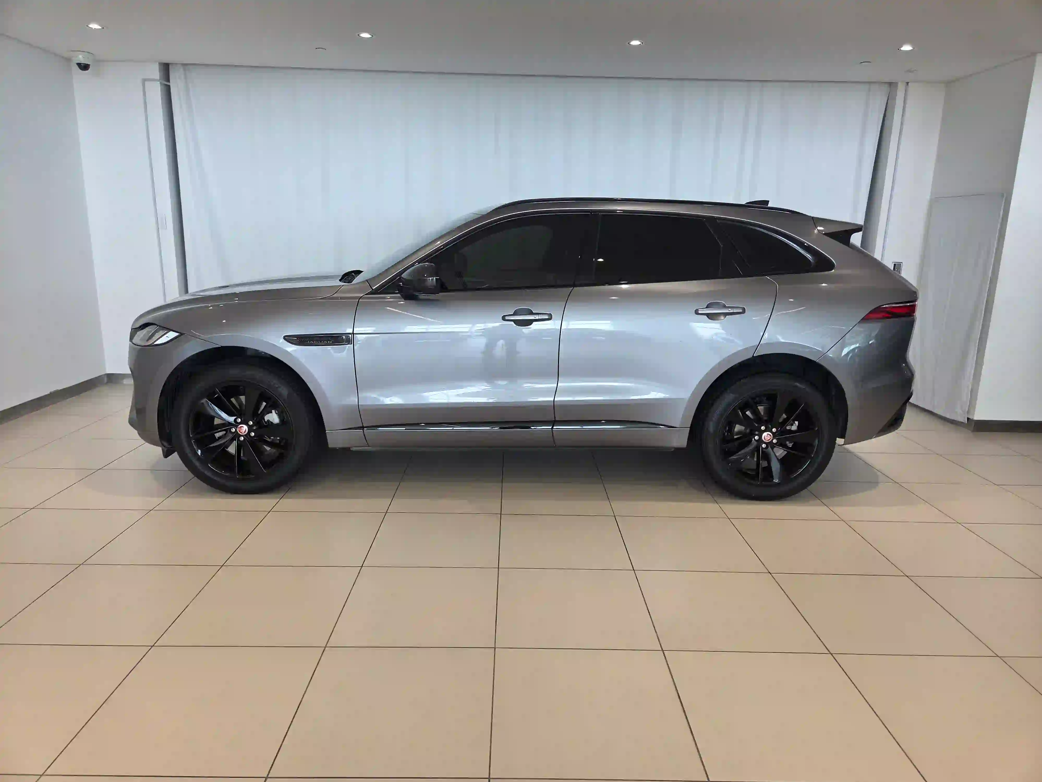 Jaguar F-PACE 2.0 i4 R-Dynamic SE 2023 - Image 3