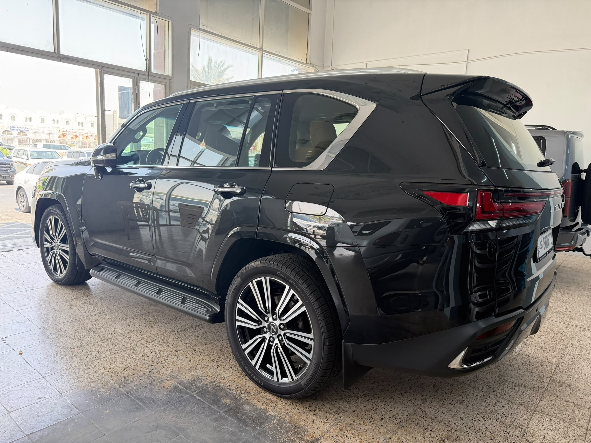 Lexus LX 600 Luxury  2023 - Image 4